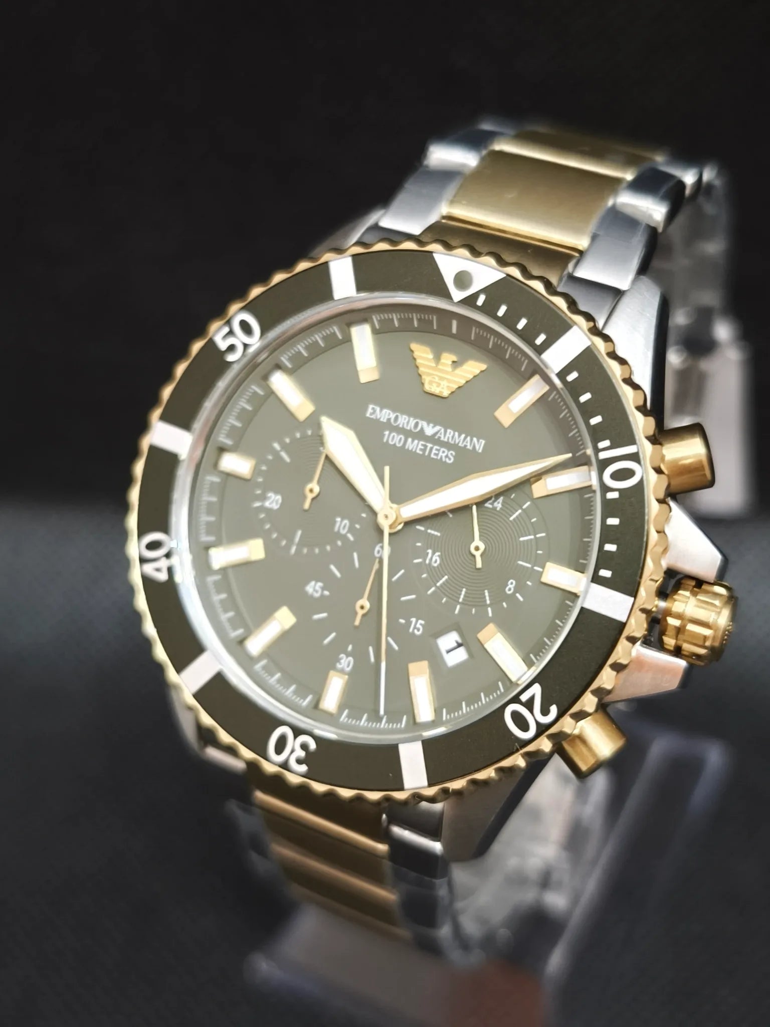 Reloj Emporio Armani AR11361 vista lateral con corona y pulsadores del cronógrafo