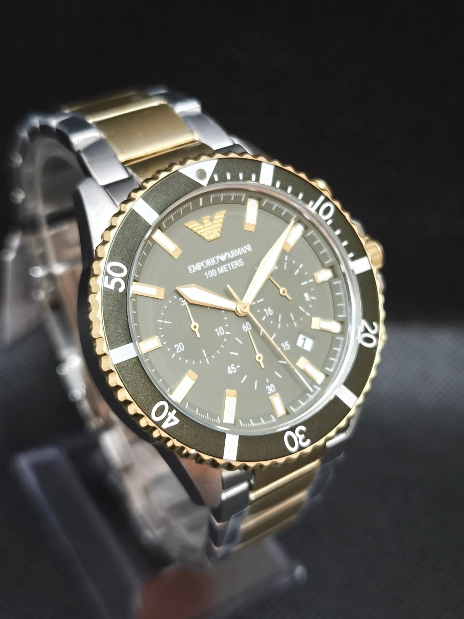 Reloj Emporio Armani AR11361 lateral opuesto mostrando el perfil de la caja bicolor