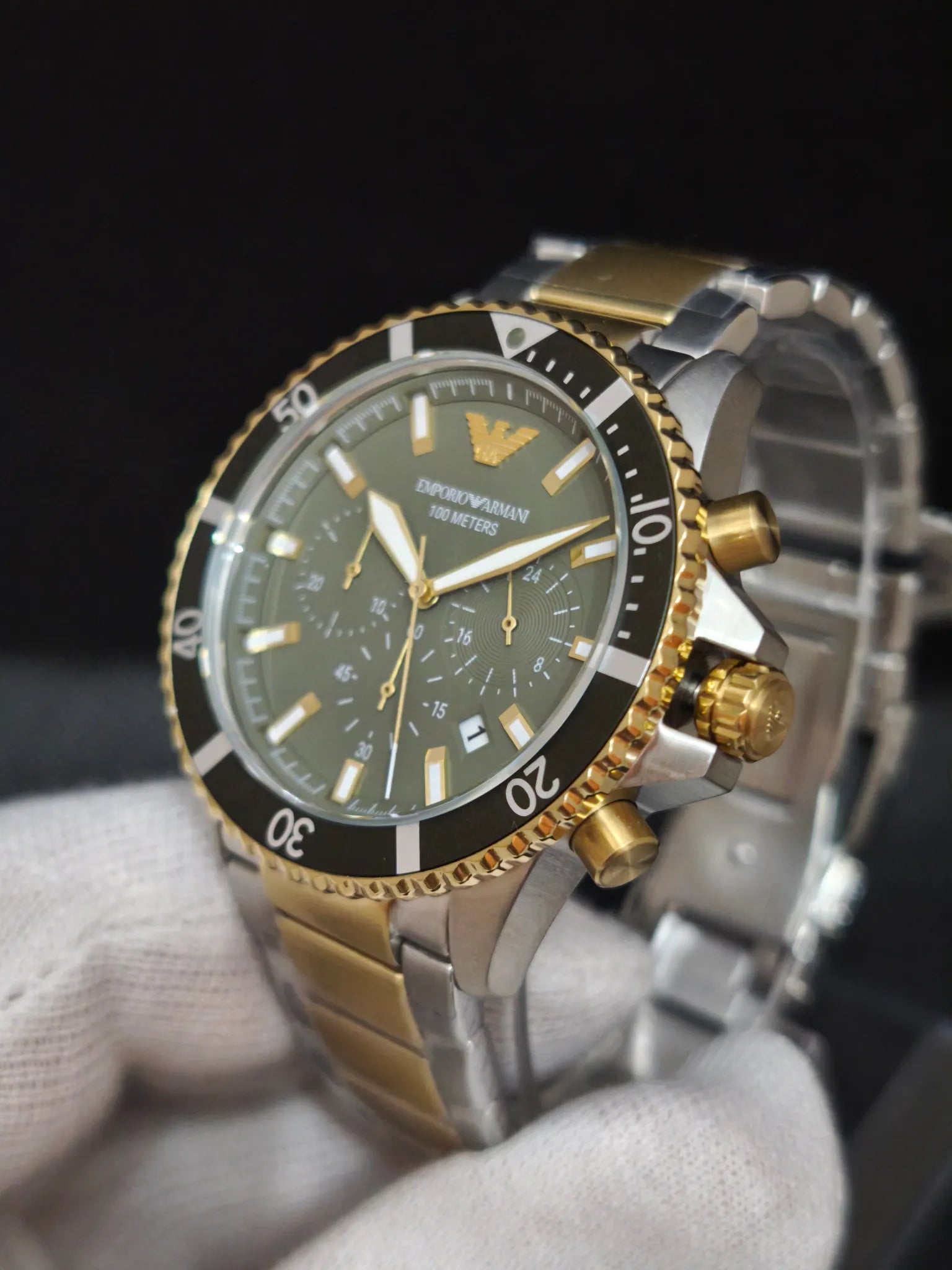 Reloj Emporio Armani AR11361 en ángulo, detalle de bisel y subesferas sobre esfera verde