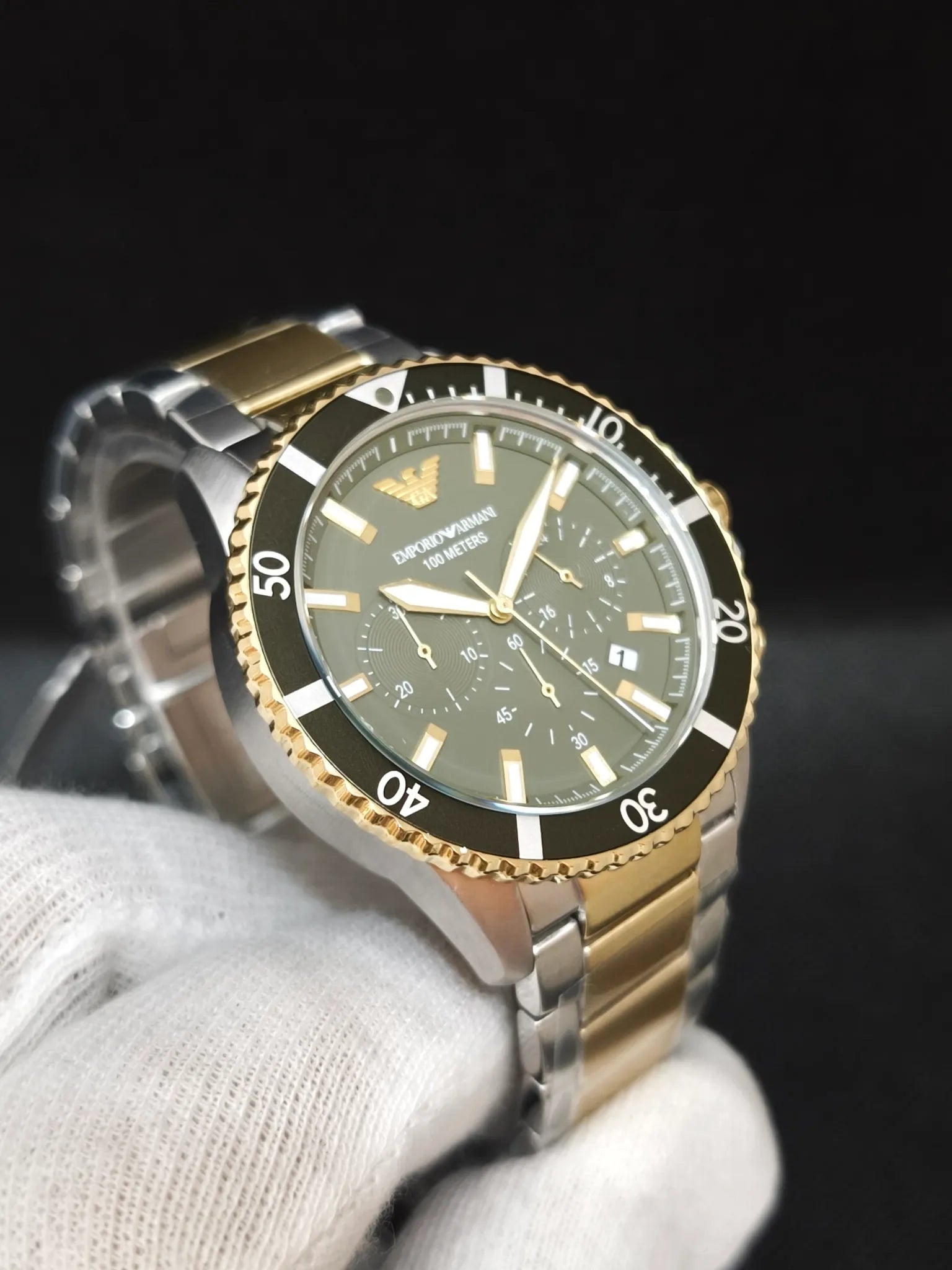 Reloj Emporio Armani AR11361 en ángulo opuesto, índices y agujas sobre esfera verde