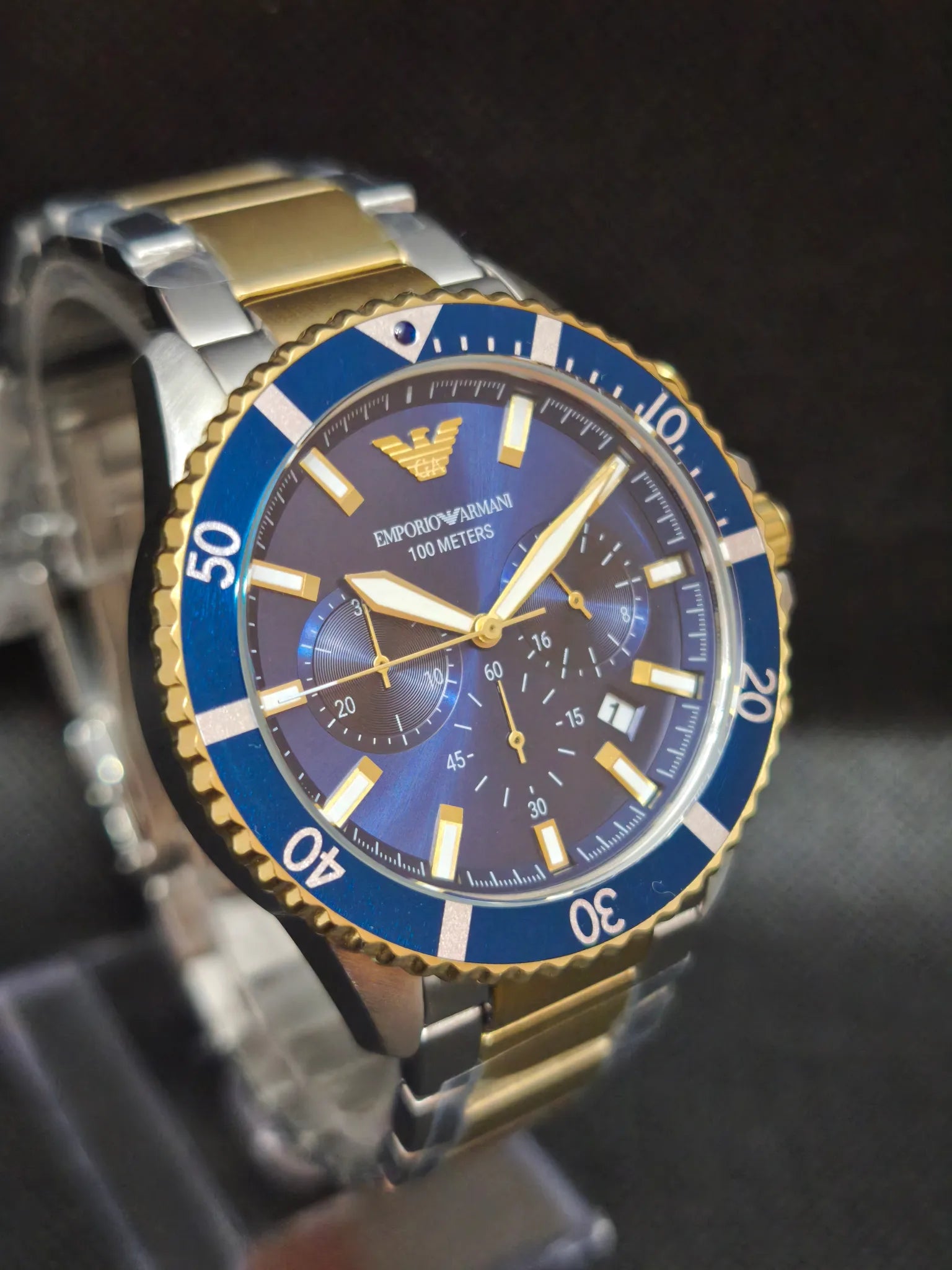 Emporio Armani AR11362 lateral opuesto mostrando el perfil de la caja bicolor