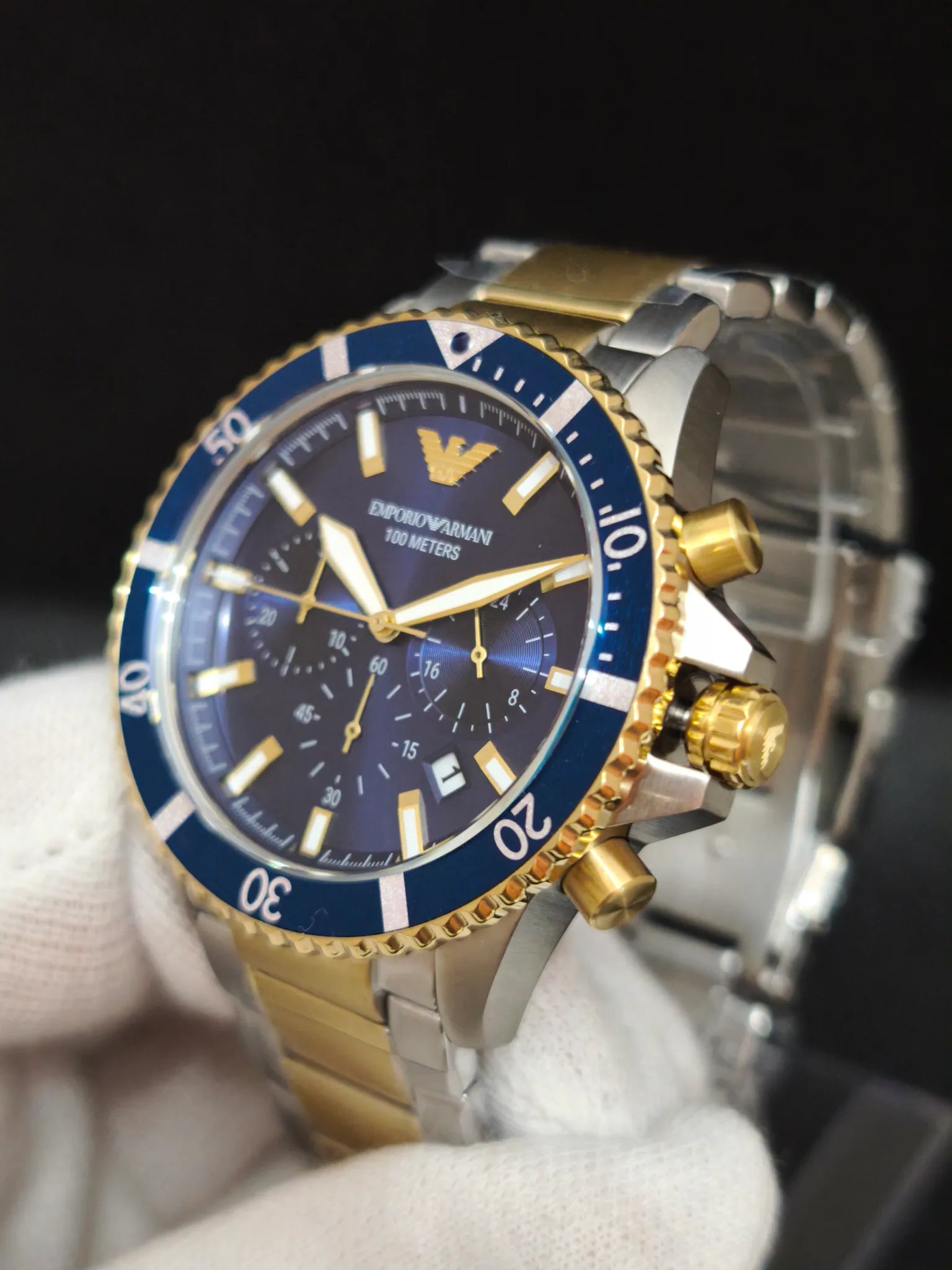 Emporio Armani AR11362 en ángulo opuesto, índices y agujas sobre esfera azul