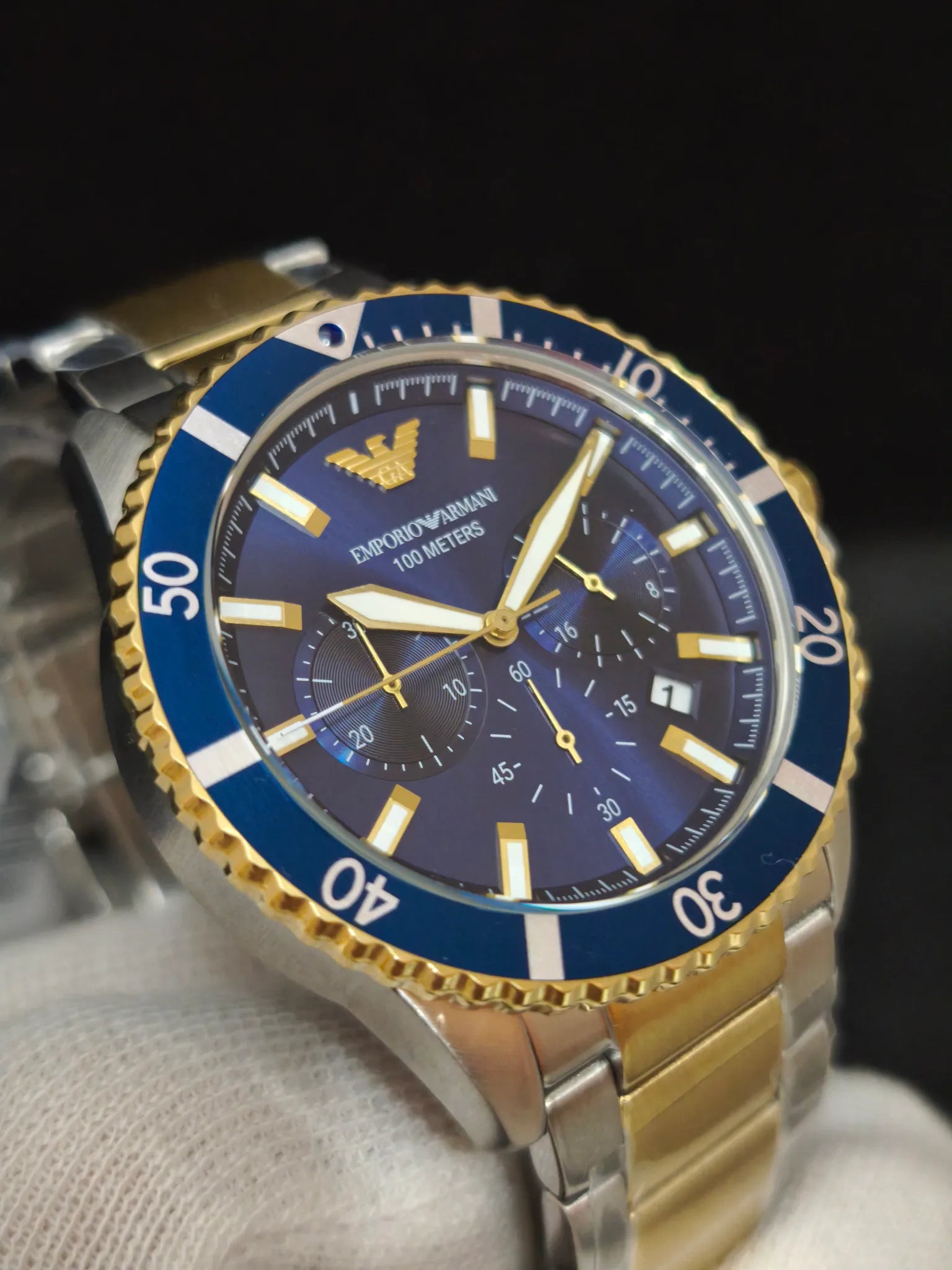 Emporio Armani AR11362 en ángulo, detalle de bisel y subesferas sobre esfera azul