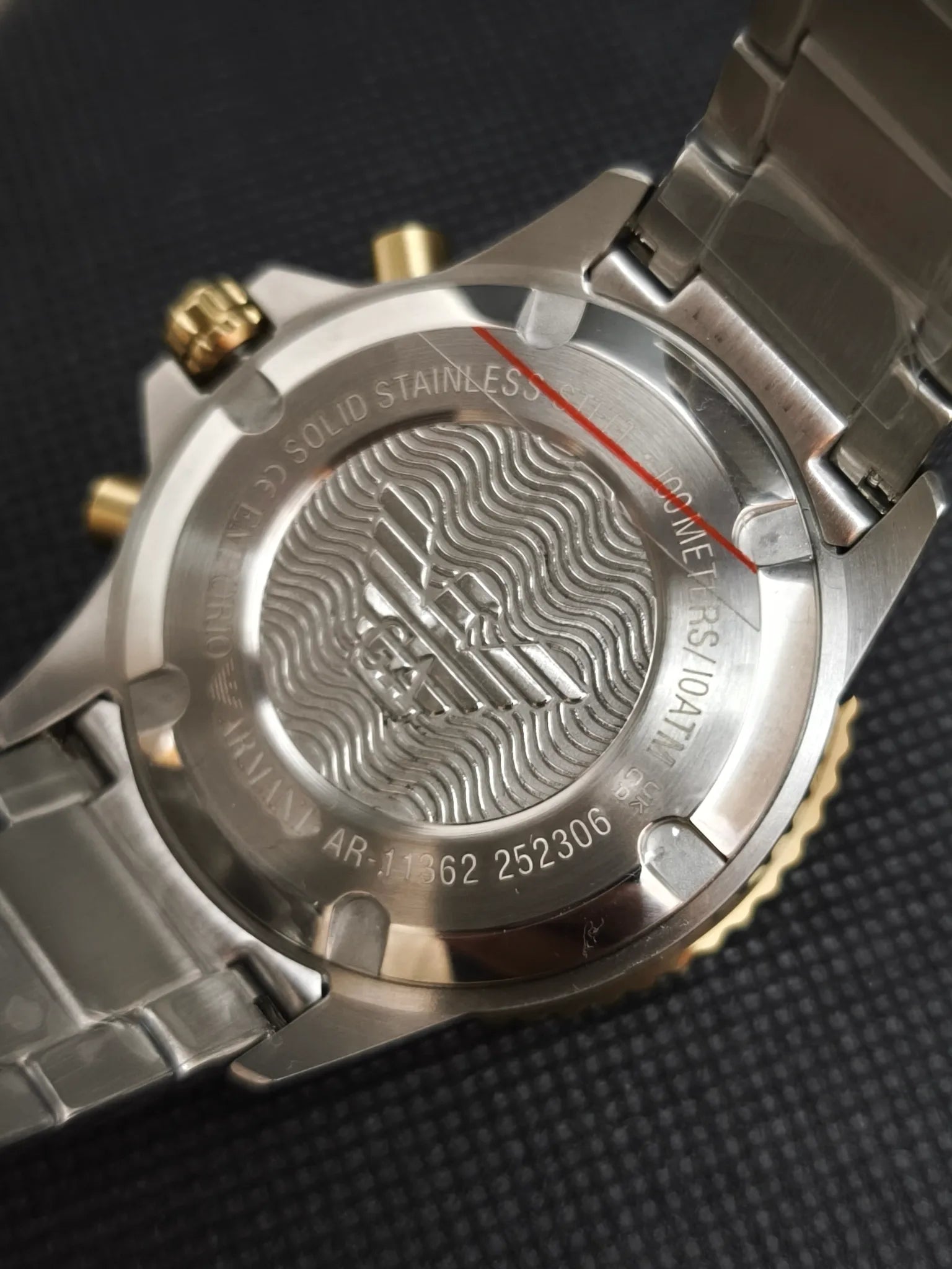 Tapa trasera en acero del Emporio Armani AR11362 con grabados de la marca