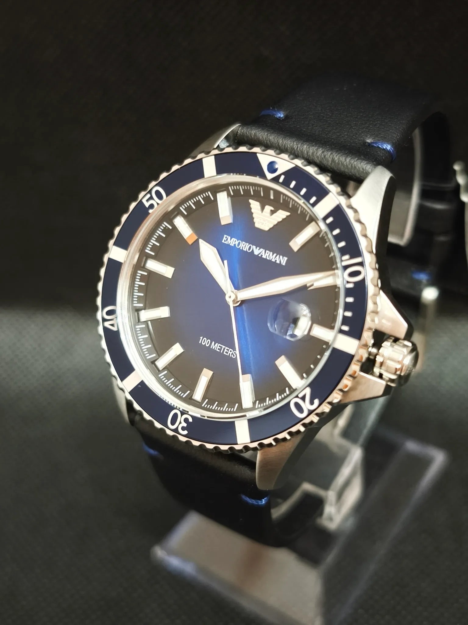 Reloj Emporio Armani AR11516 Diver vista lateral con corona y caja de acero 42 mm