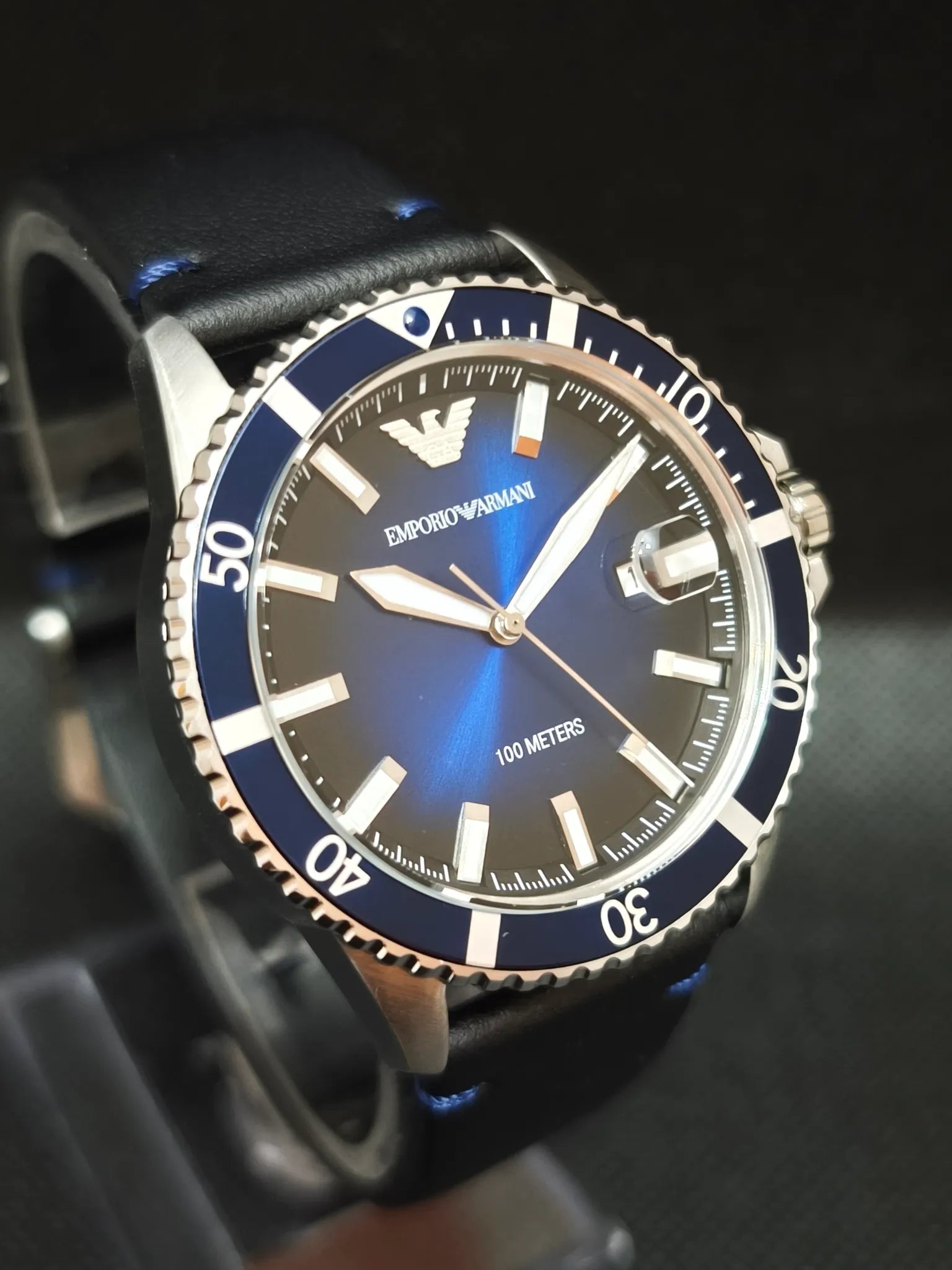 Reloj Emporio Armani AR11516 Diver en ángulo opuesto, índices y agujas luminiscentes