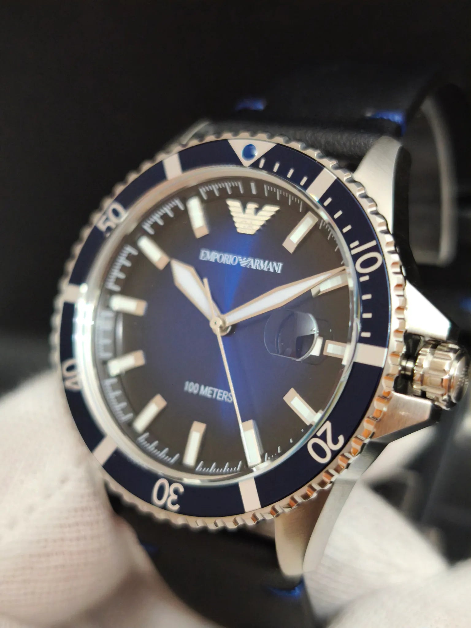 Reloj Emporio Armani AR11516 Diver lateral opuesto mostrando el perfil de la caja