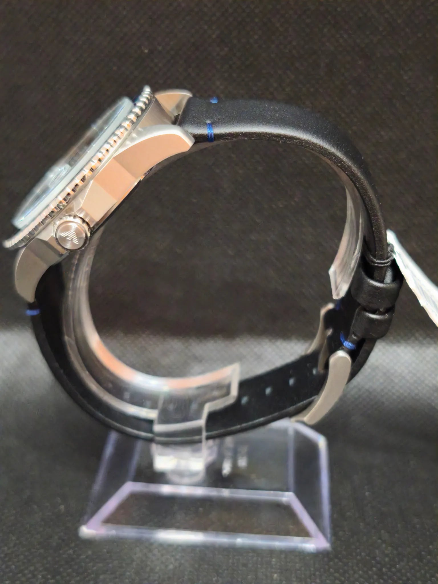 Reloj Emporio Armani AR11516 Diver perfil con cristal mineral y correa de piel negra