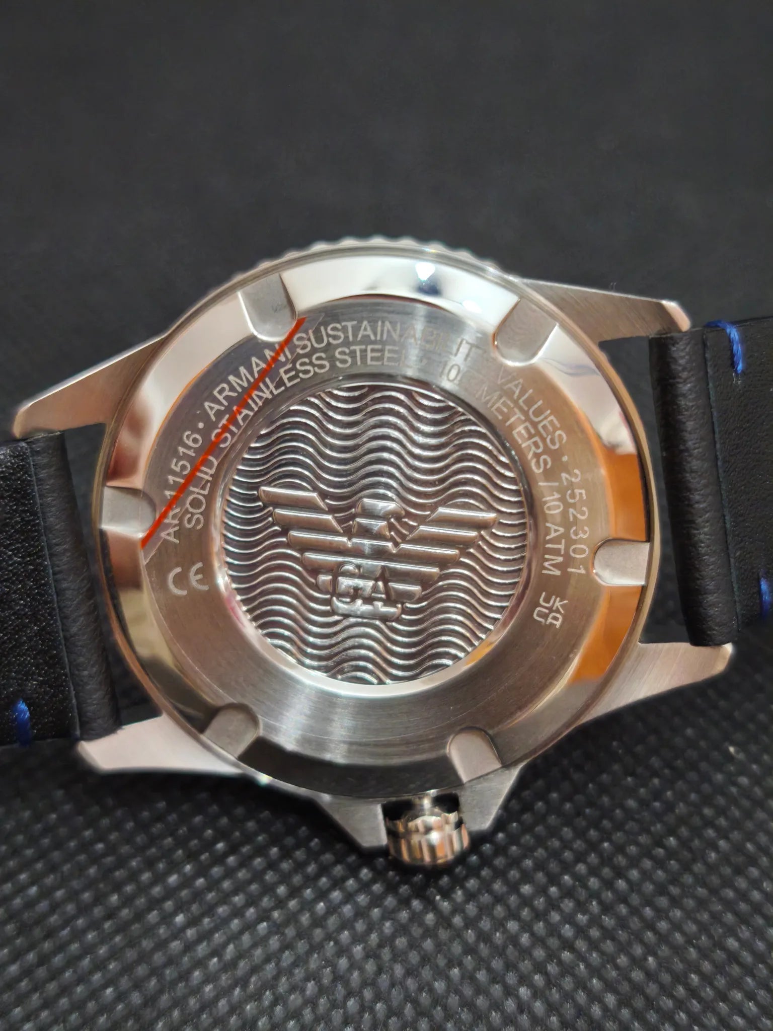 Reloj Emporio Armani AR11516 Diver tapa trasera de acero con grabados de la marca