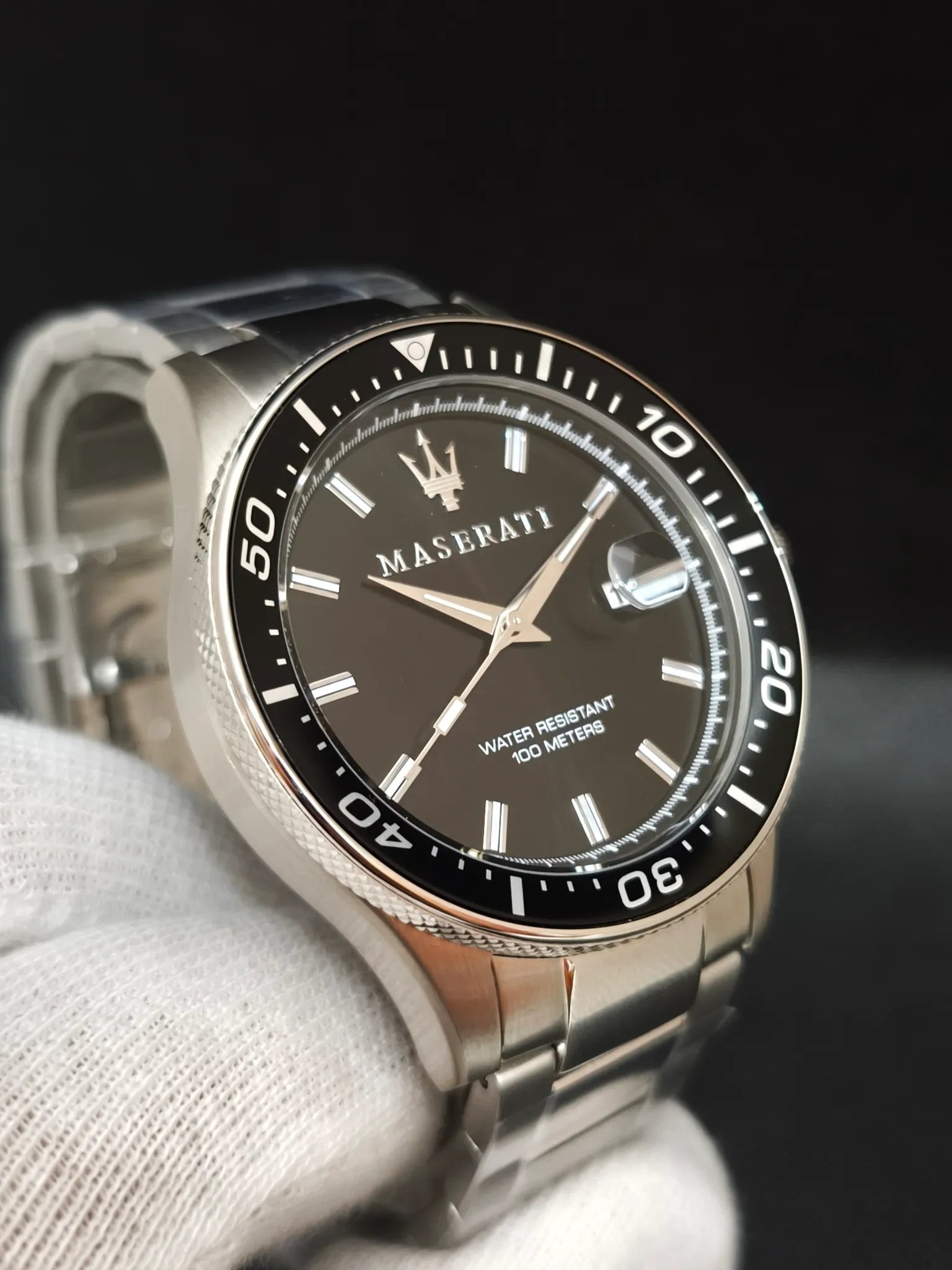 Reloj Maserati Sfida R8853140002 en ángulo opuesto; índices sobre esfera negra