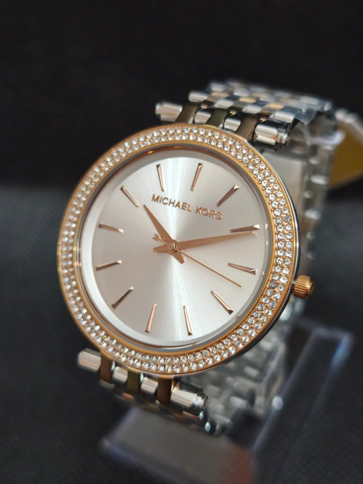 Reloj Michael Kors MK3203 Darci, lateral con corona y caja de 39 mm tricolor