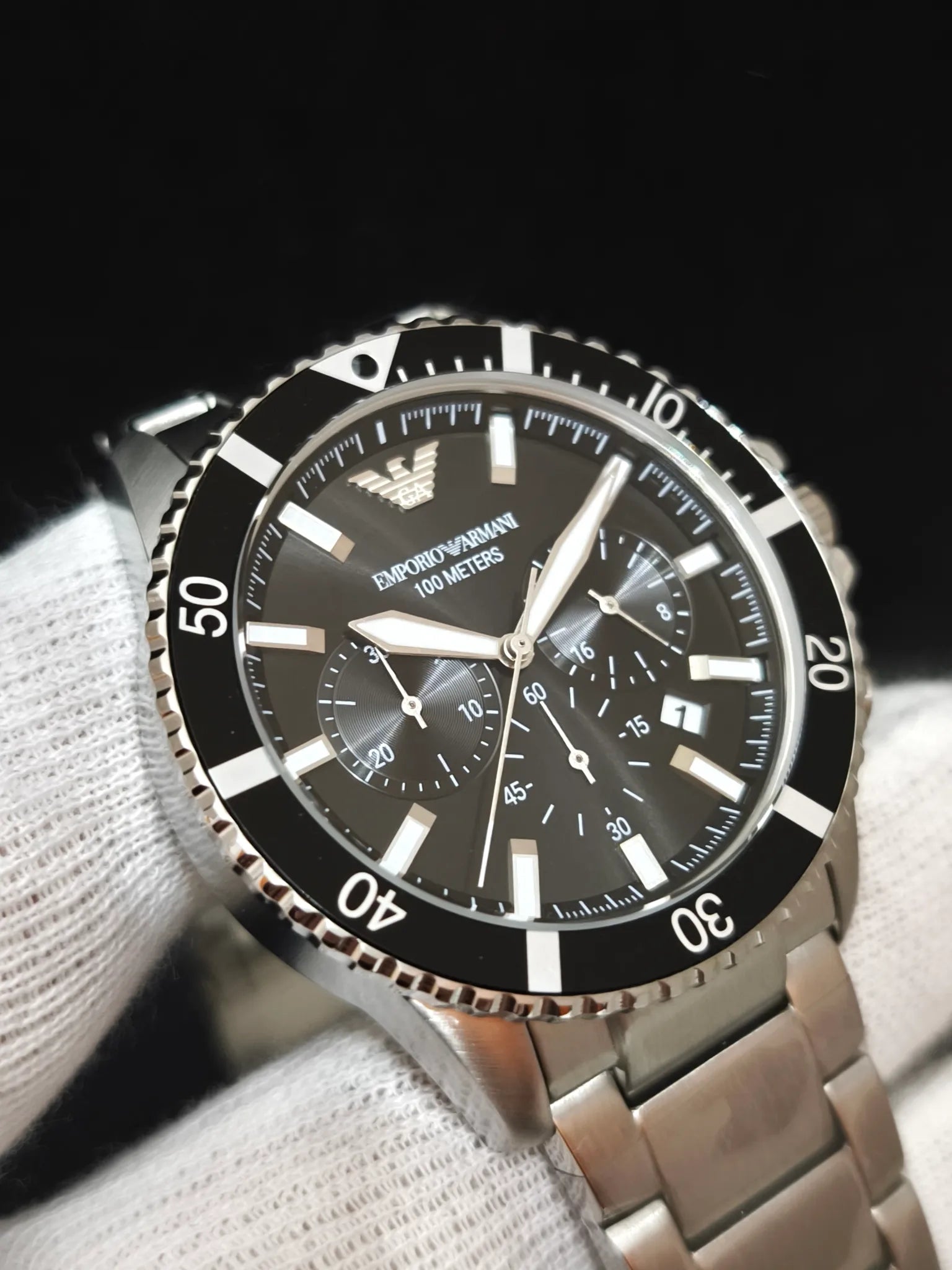 Primer plano de la esfera negra del Emporio Armani AR11360