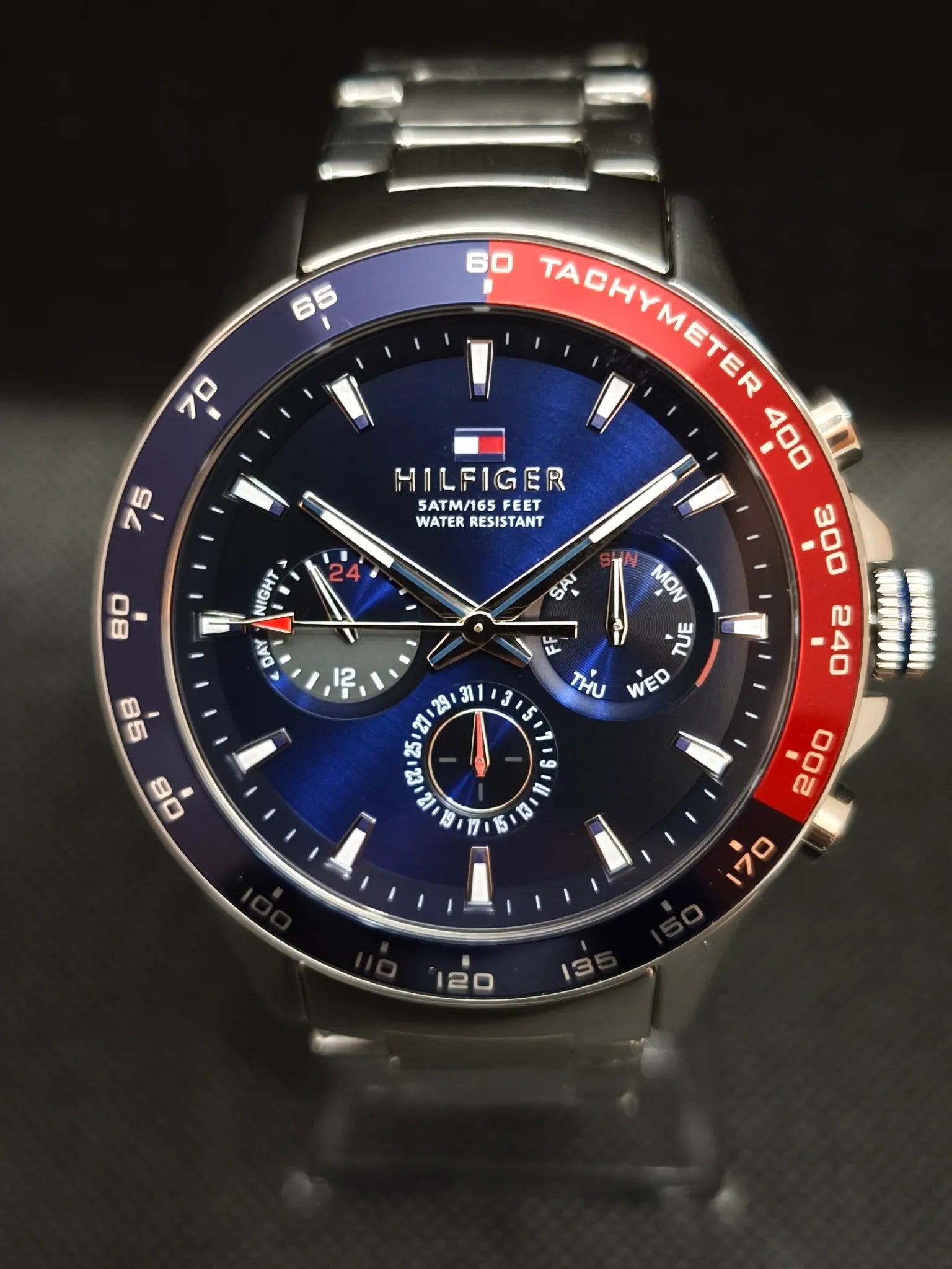 Reloj Tommy Hilfiger 1791968 Owen, frontal, esfera azul y bisel azul/rojo
