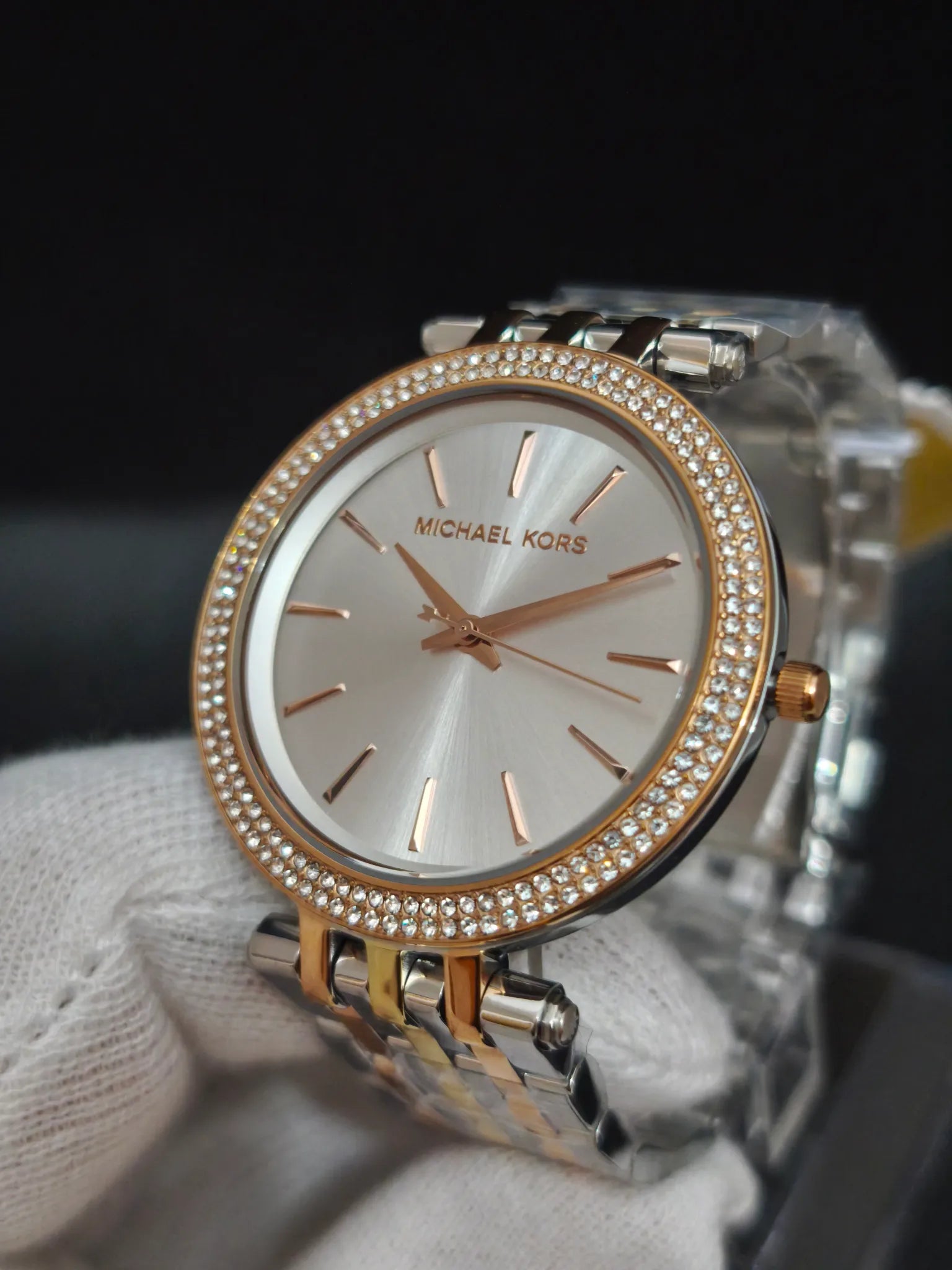 Reloj Michael Kors MK3203 Darci en ángulo, bisel con pavé y esfera plateada