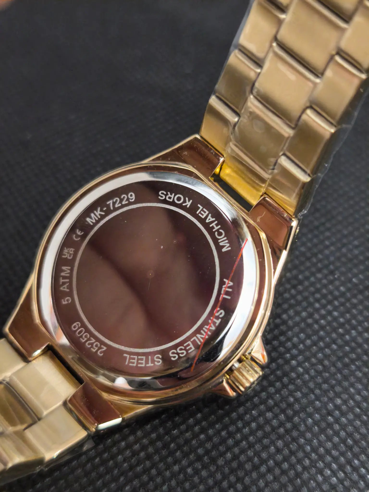 Parte trasera del reloj Michael Kors Lennox MK7229 mujer dorado