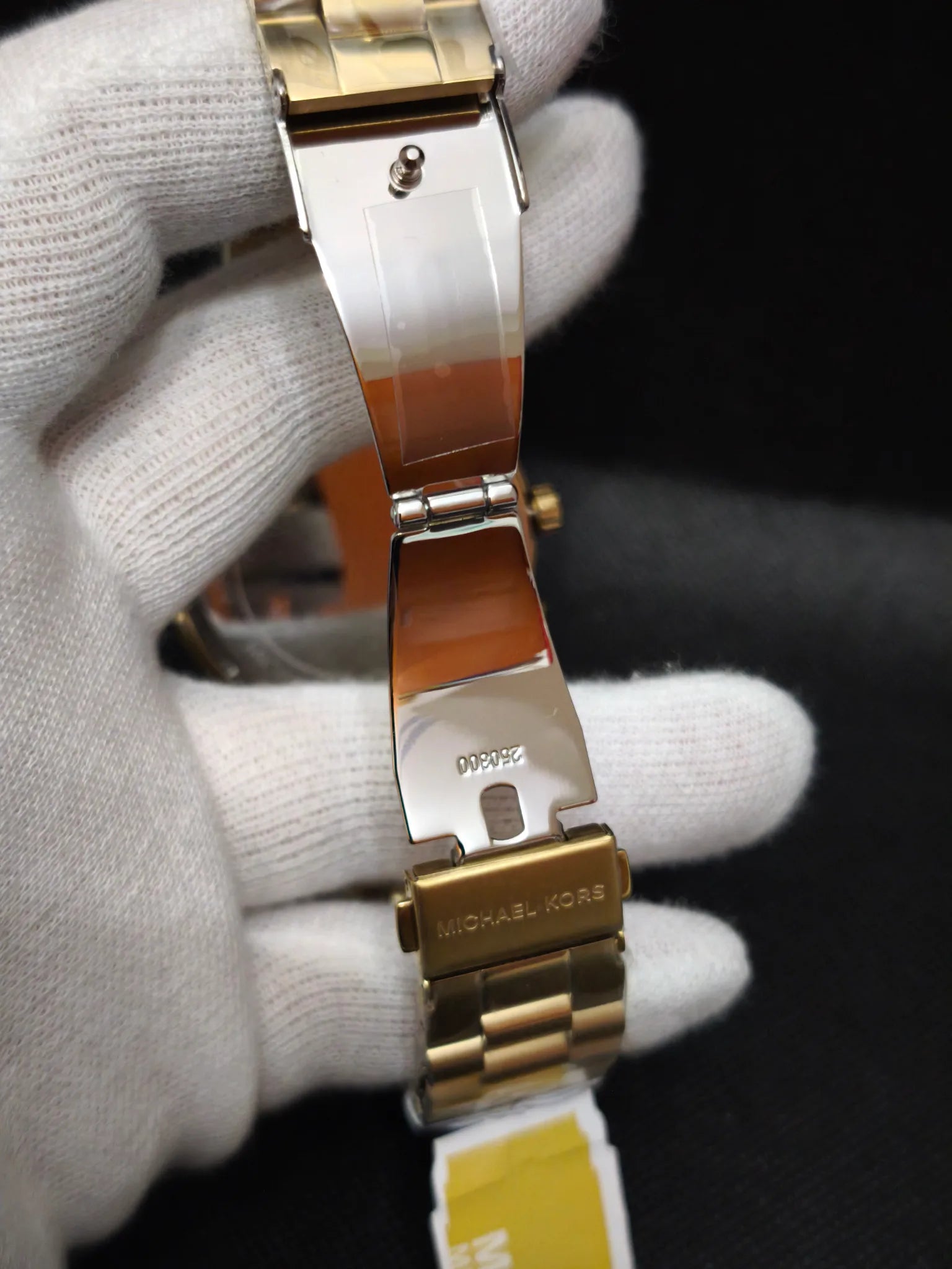 Reloj Michael Kors MK9153 brazalete dorado por detrás y cierre desplegable