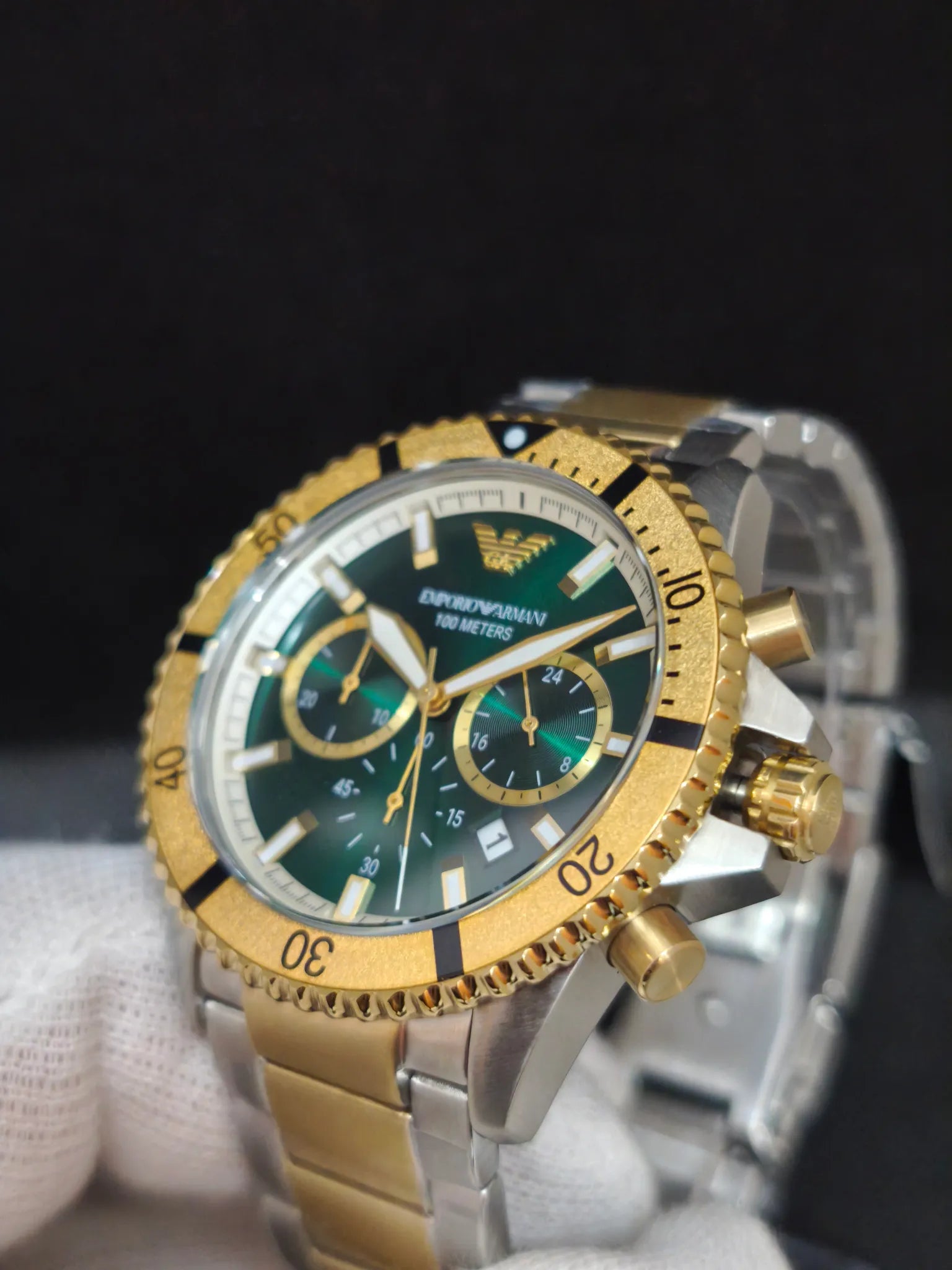 Reloj Emporio Armani AR11586 en ángulo, detalle de esfera verde y subesferas del cronógrafo