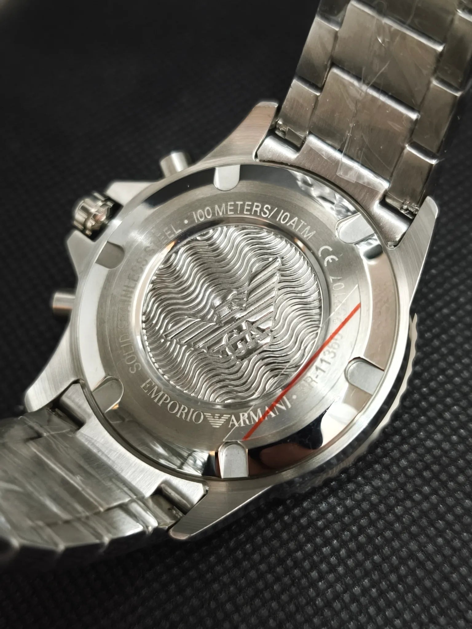 Tapa trasera en acero del Emporio Armani AR11360 con grabados