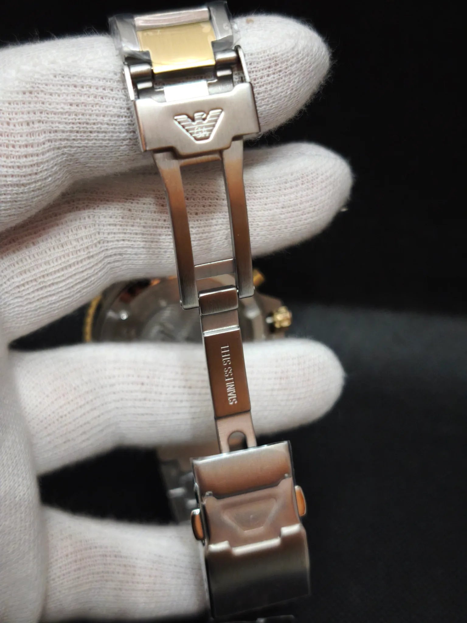 Reloj Emporio Armani AR11586 brazalete de acero bicolor por la parte trasera con cierre desplegable