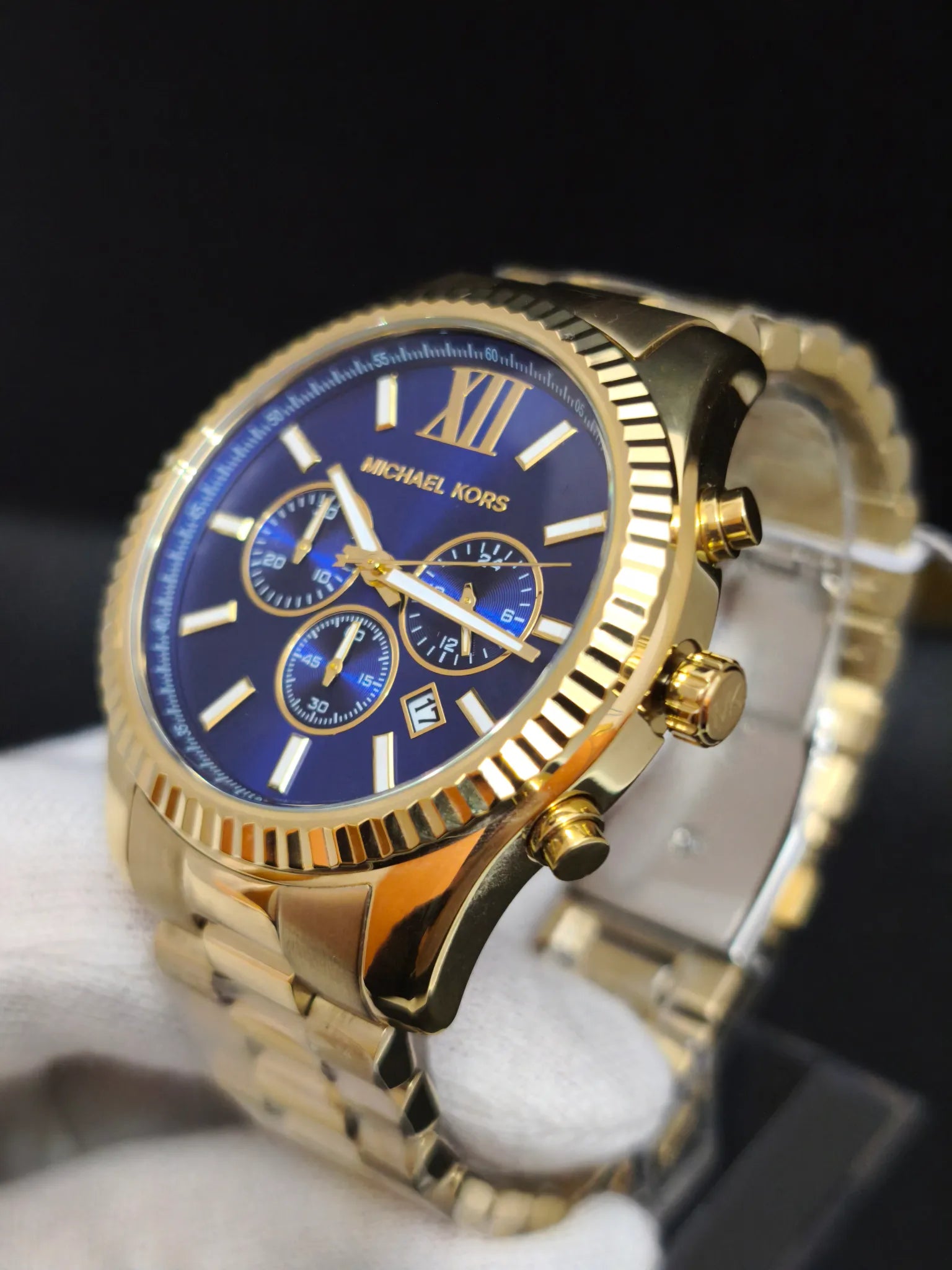 Reloj Michael Kors MK9153 en ángulo, esfera azul con cronógrafo y fecha