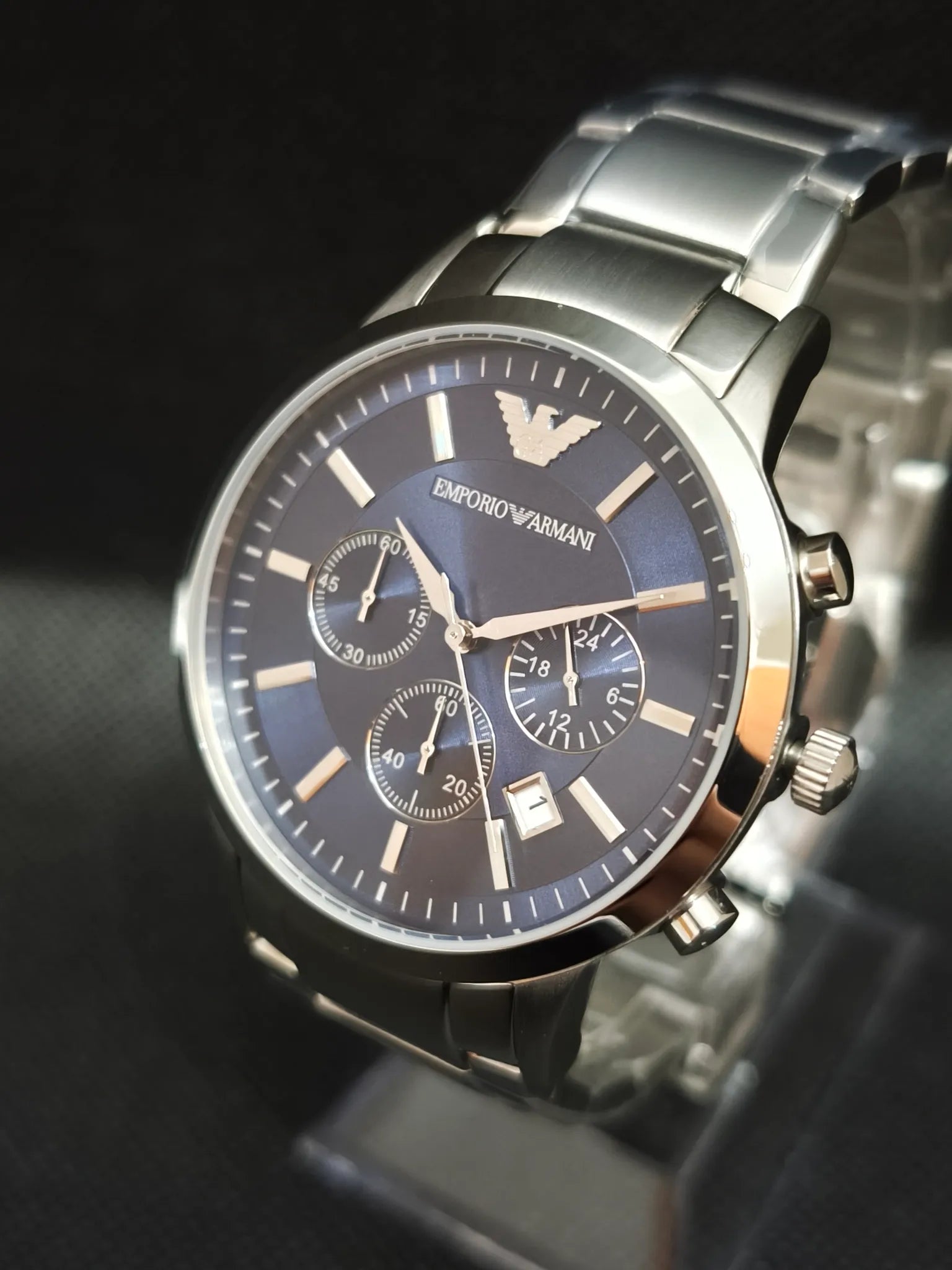 Detalle del cronógrafo y fecha entre las 4 y las 5 del AR2448