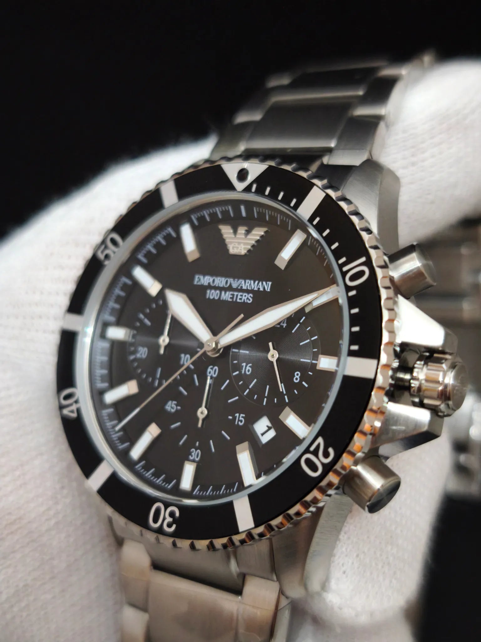 Detalle del bisel negro numerado y subesferas del cronógrafo AR11360