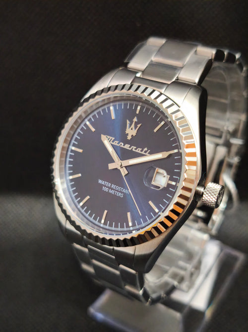 Vista tres cuartos del Maserati R8853100029 mostrando la ventana de fecha