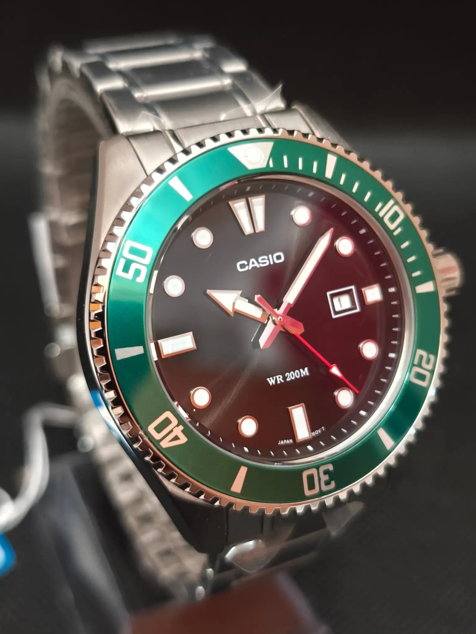 Detalle esfera negra Casio MDV-107D-3AVDF con fecha y bisel verde