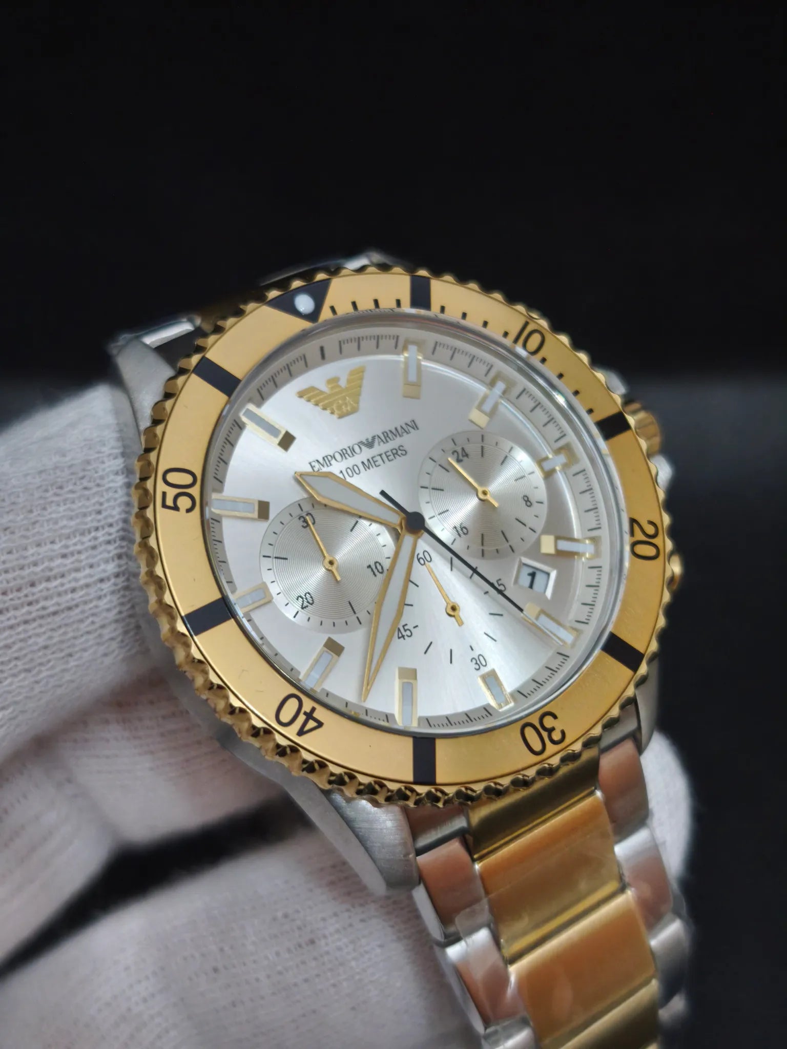 Reloj Emporio Armani AR11606 en ángulo opuesto, índices y fecha