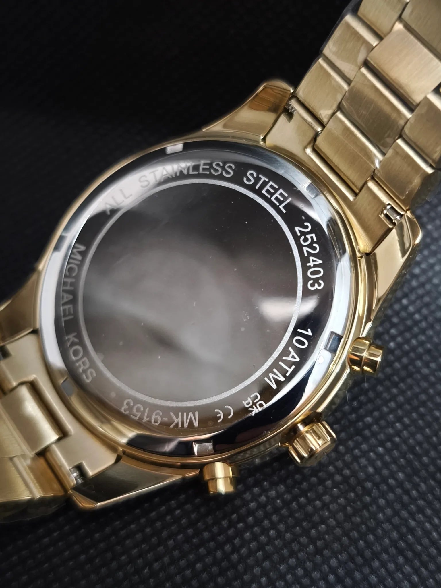 Reloj Michael Kors MK9153 tapa trasera de acero con grabados de la marca