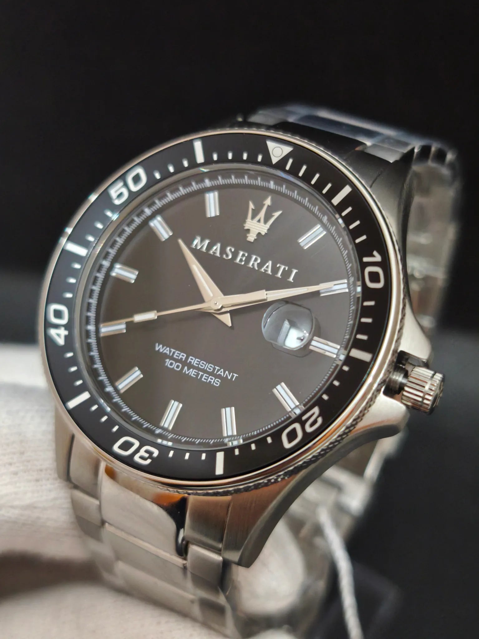 Reloj Maserati Sfida R8853140002 en ángulo; 3 agujas y fecha