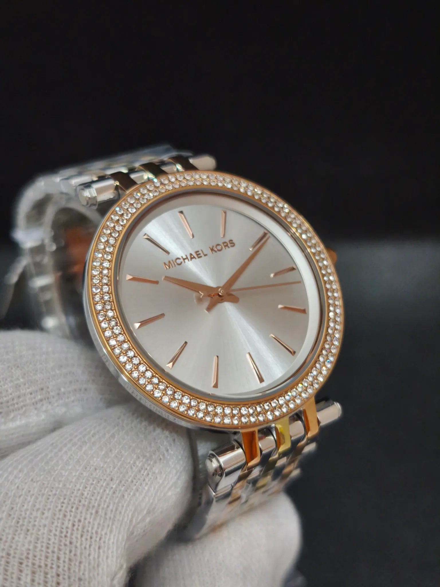 Reloj Michael Kors MK3203 Darci en ángulo opuesto, índices y acabado tricolor