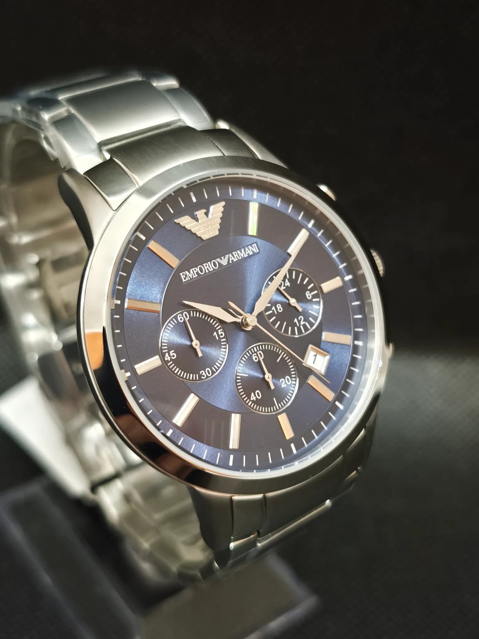 Vista en tres cuartos del Emporio Armani AR2448 43 mm