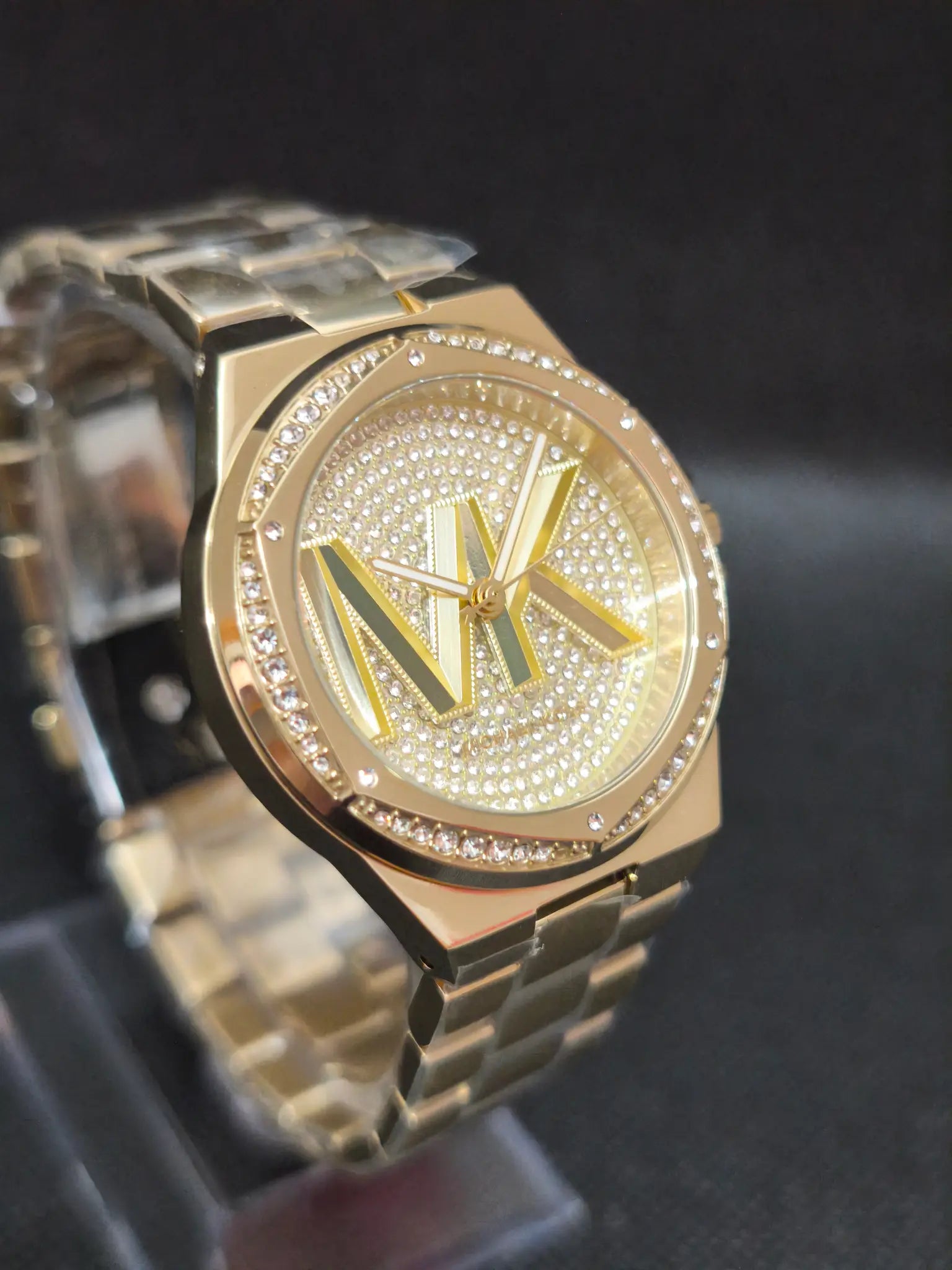 Vista lateral del reloj Michael Kors Lennox MK7229 con caja dorada de acero inoxidable