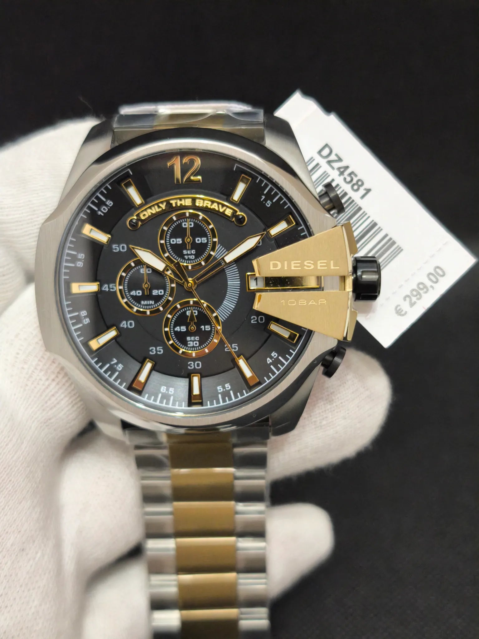 Reloj Diesel Mega Chief DZ4581 vista frontal 51 mm Esfera negra