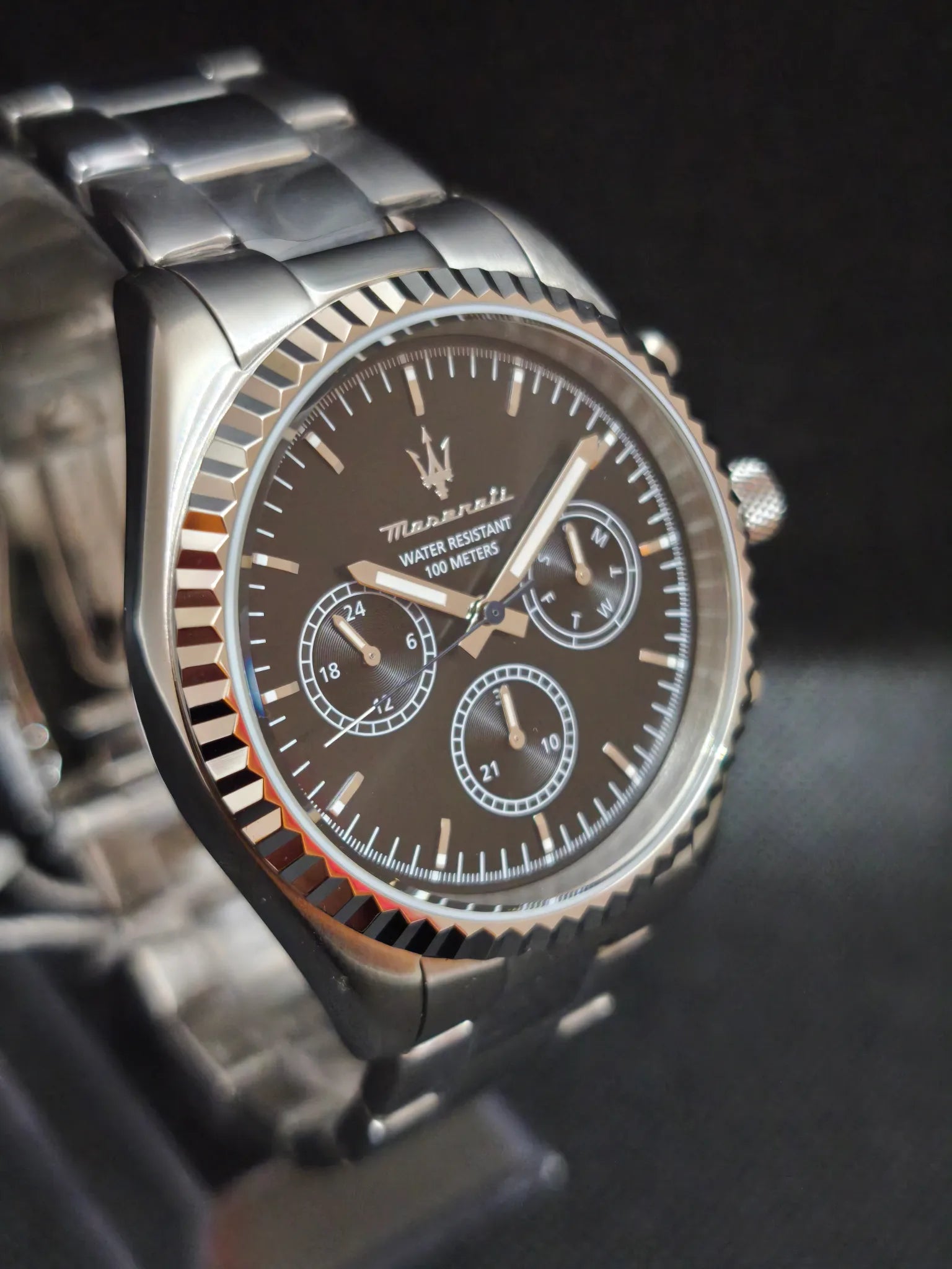 Reloj Maserati R8853100023 lateral opuesto mostrando el perfil de la caja