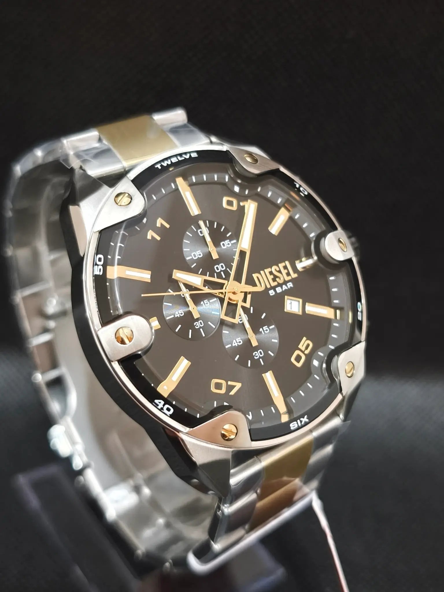 Vista lateral del reloj Diesel DZ4627 con caja de acero inoxidable pulido 49 mm
