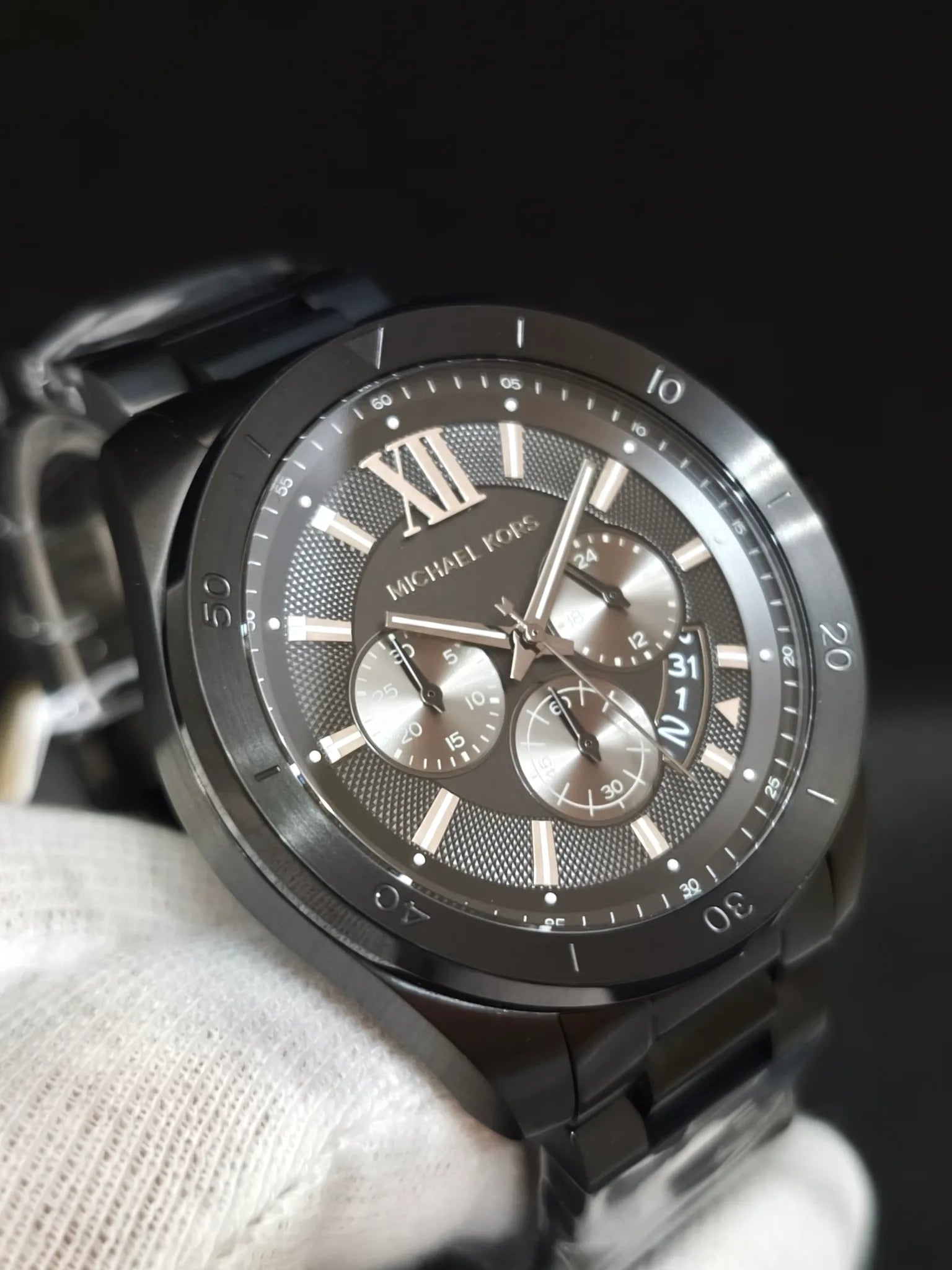 Reloj Michael Kors MK8858 en ángulo opuesto; índices y subesferas