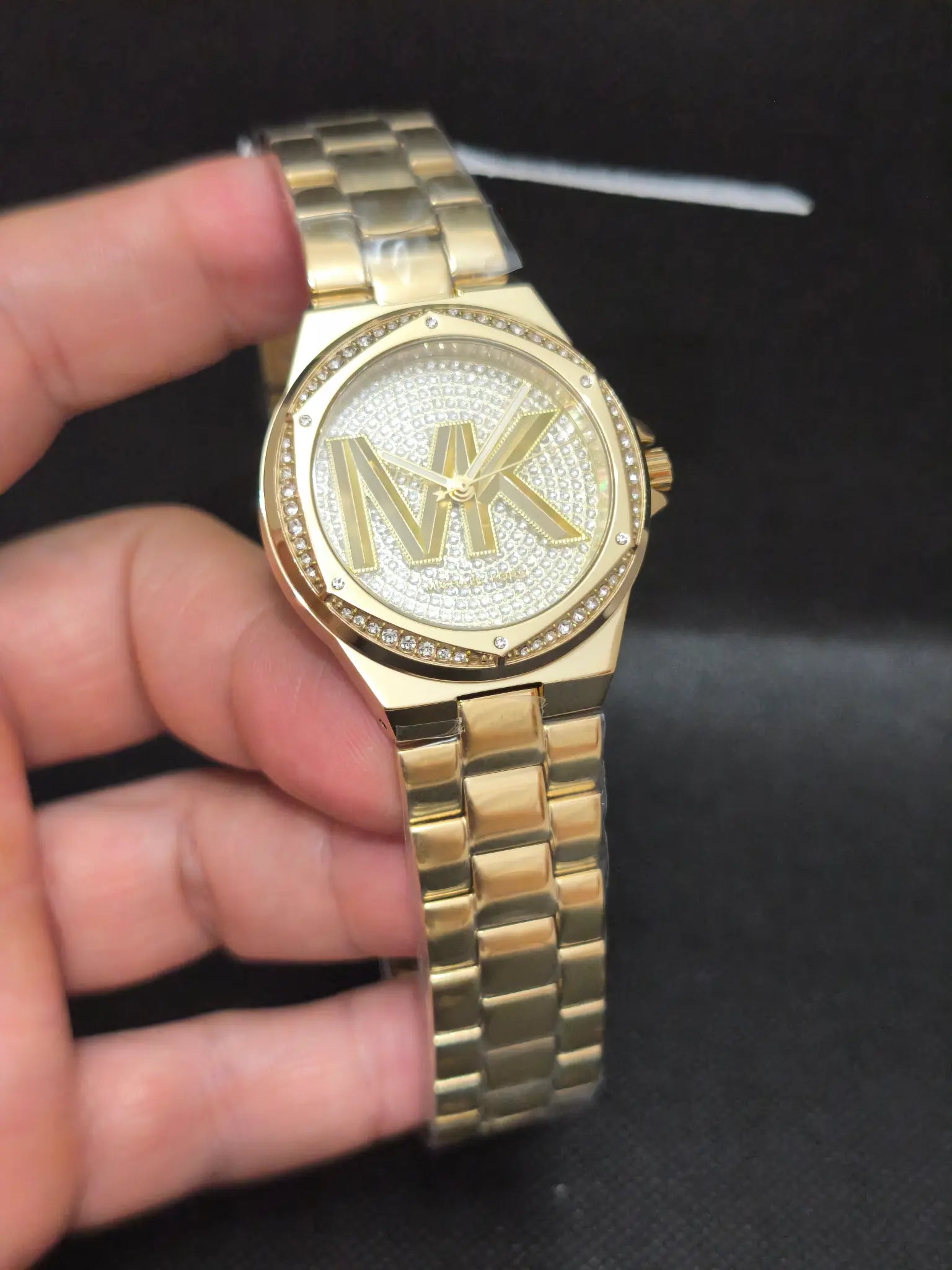Brazalete dorado de acero inoxidable del Michael Kors Lennox MK7229