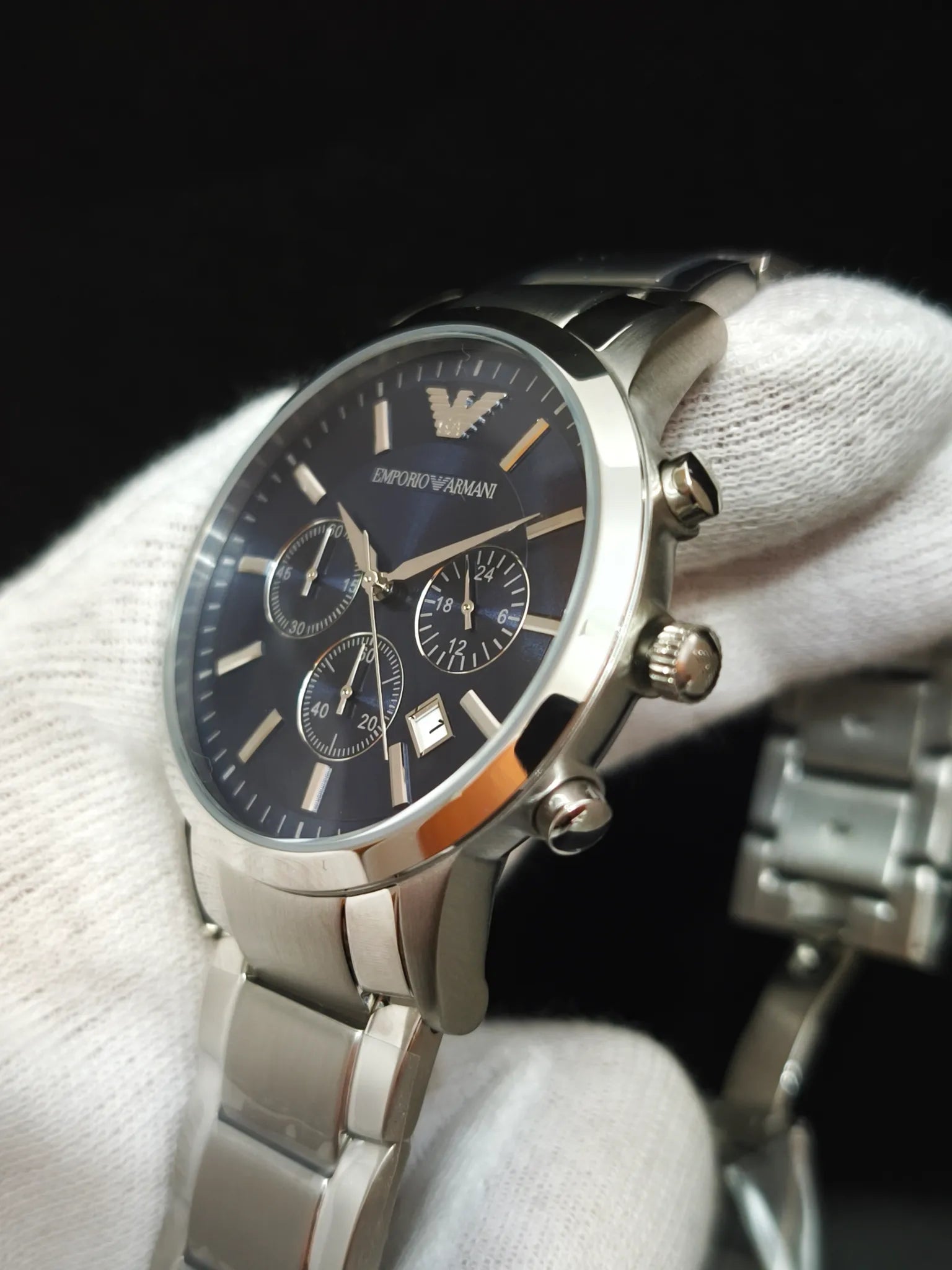 Perfil del Emporio Armani AR2448 con corona y pulsadores