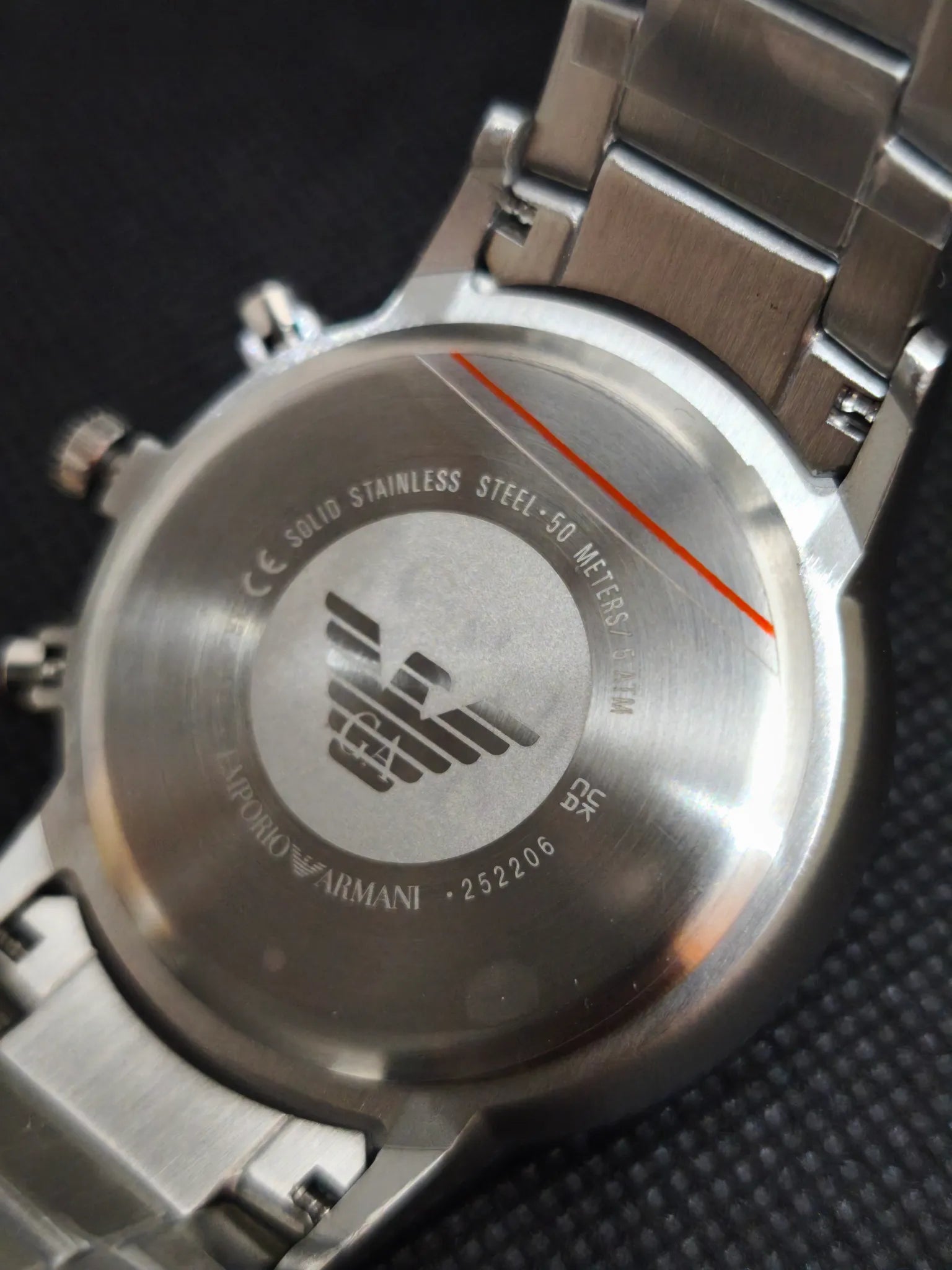 Reloj Emporio Armani AR2434 tapa trasera de acero con grabados de la marca