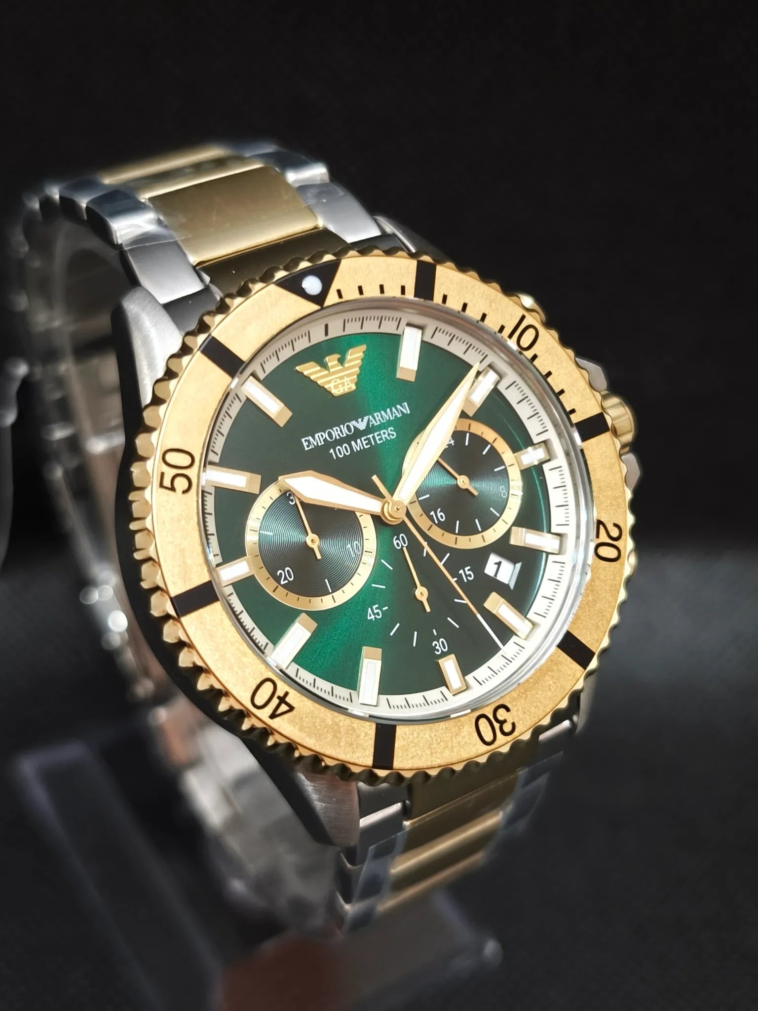 Reloj Emporio Armani AR11586 lateral opuesto mostrando el perfil de la caja bicolor