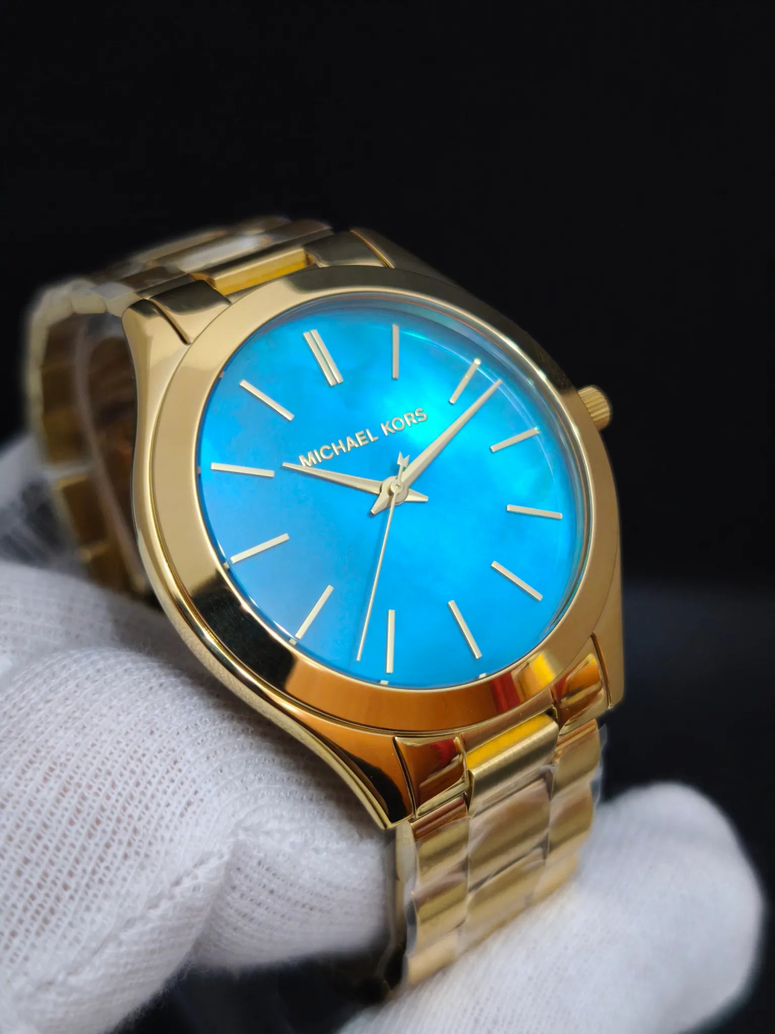 Reloj Michael Kors MK3492 Slim Runway en ángulo opuesto; índices sobre nácar