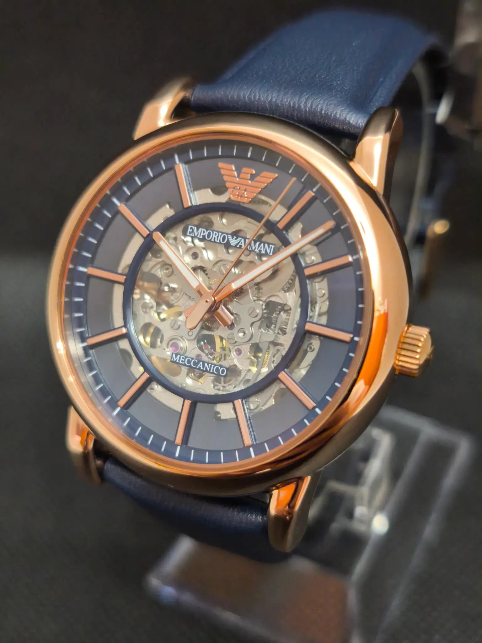Detalle esfera azul esqueletada Emporio Armani AR60050 con movimiento automático visible