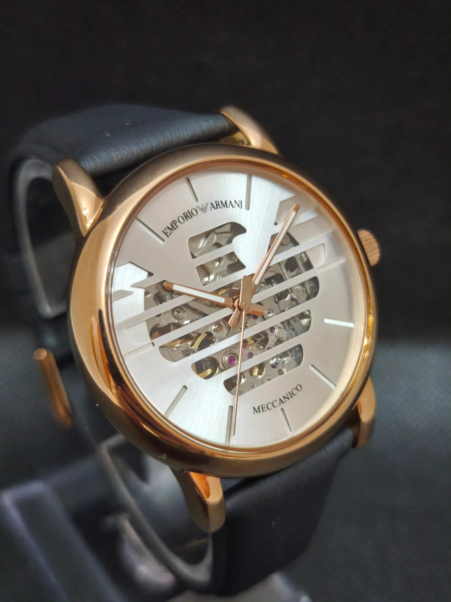 Reloj Emporio Armani AR60031 lateral opuesto mostrando asas y perfil de la caja en tono oro rosa