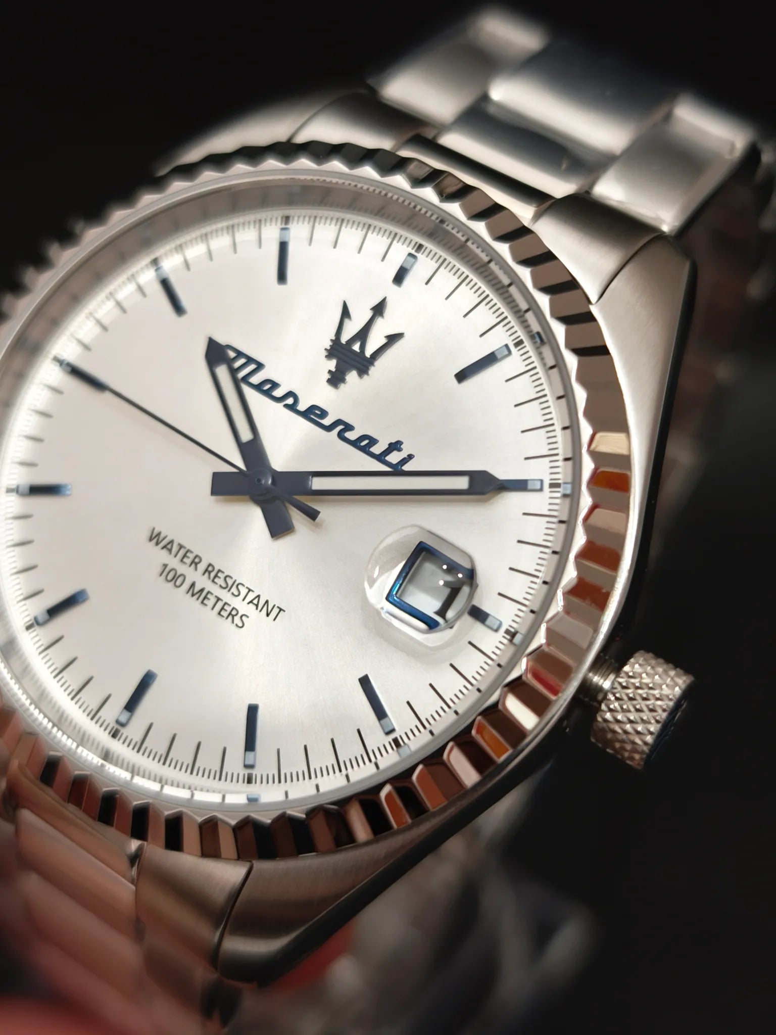 esfera con detalles azules y lupa para fecha 