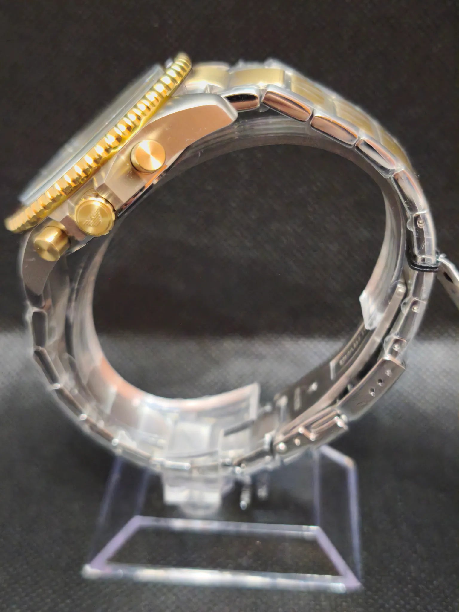 Reloj Emporio Armani AR11606 perfil con cristal mineral y brazalete bicolor