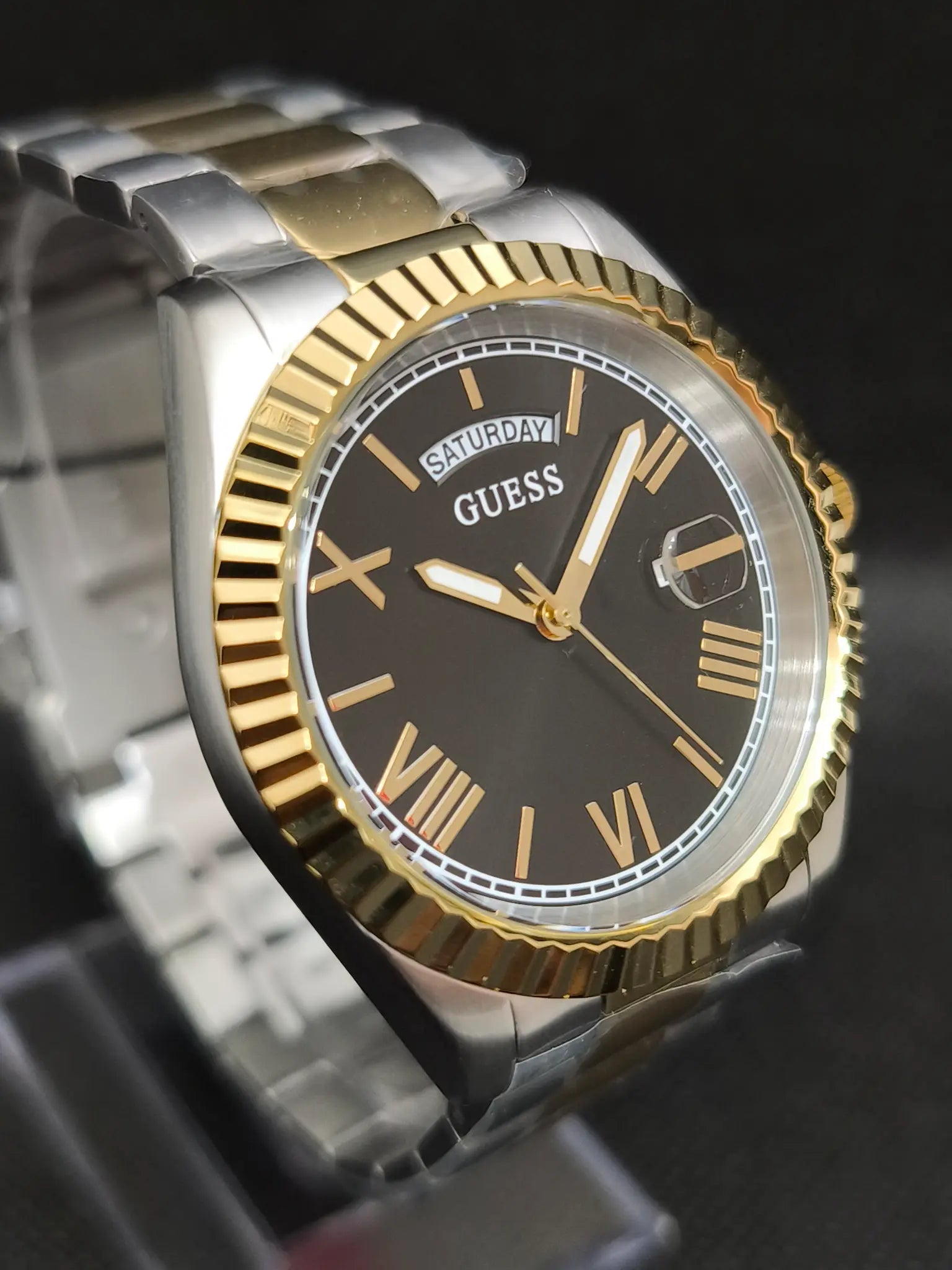 Reloj Guess Connoisseur bisel dorado