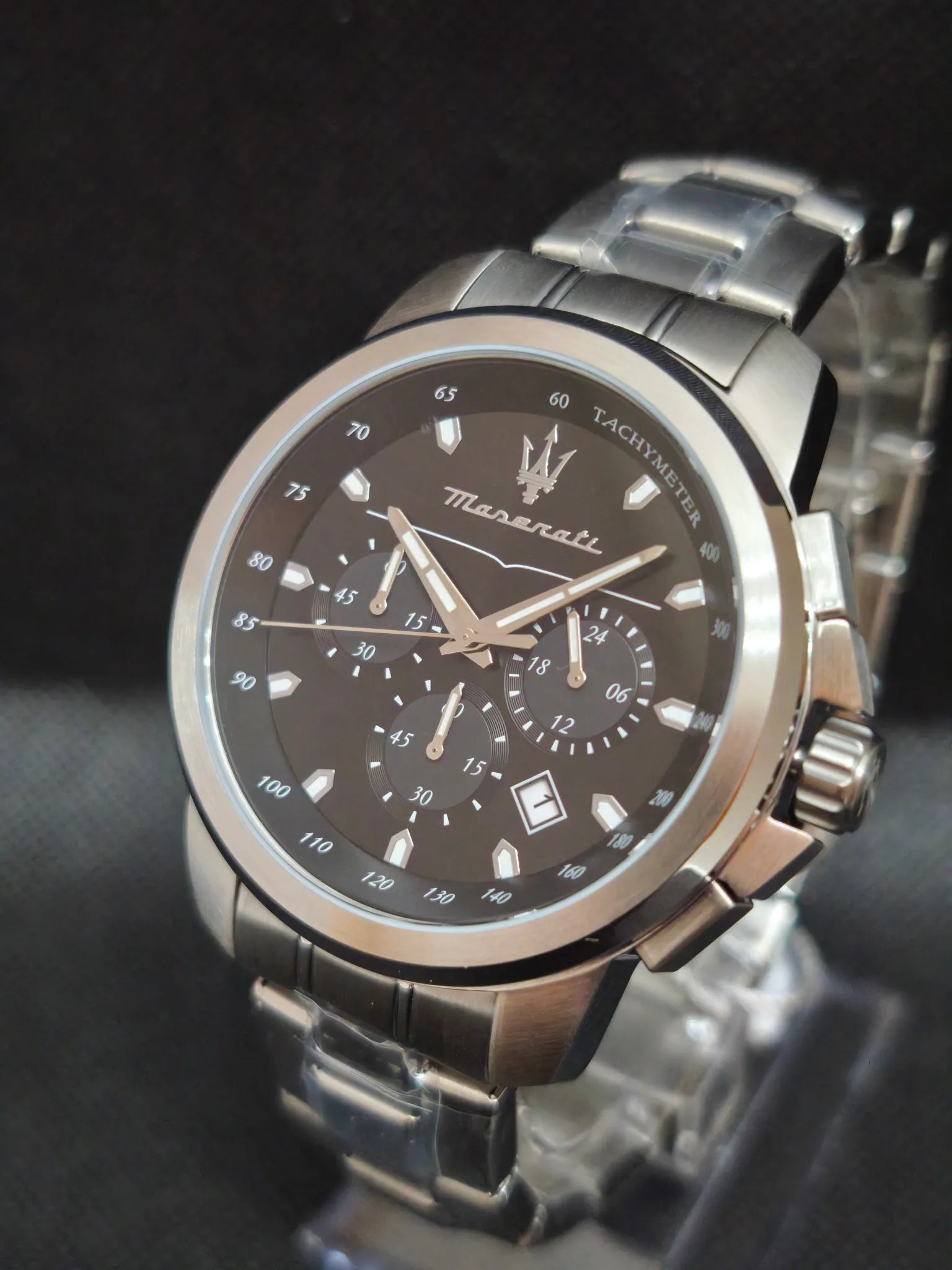 Vista tres cuartos del Maserati R8873621001 mostrando las subesferas del cronógrafo