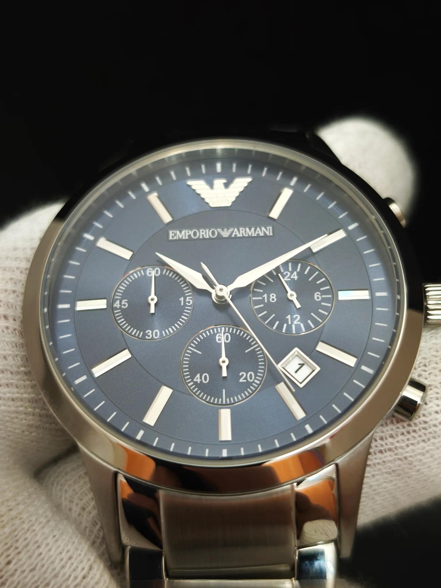 Primer plano de la esfera azul del Emporio Armani AR2448